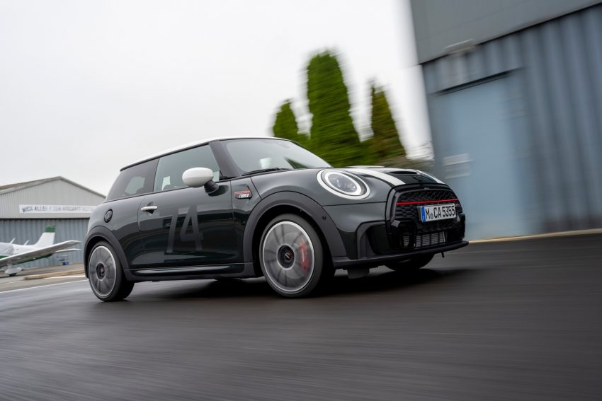 2021 Mini JCW Anniversary Edition - Front Three-Quarter Wallpaper 850x567 #11