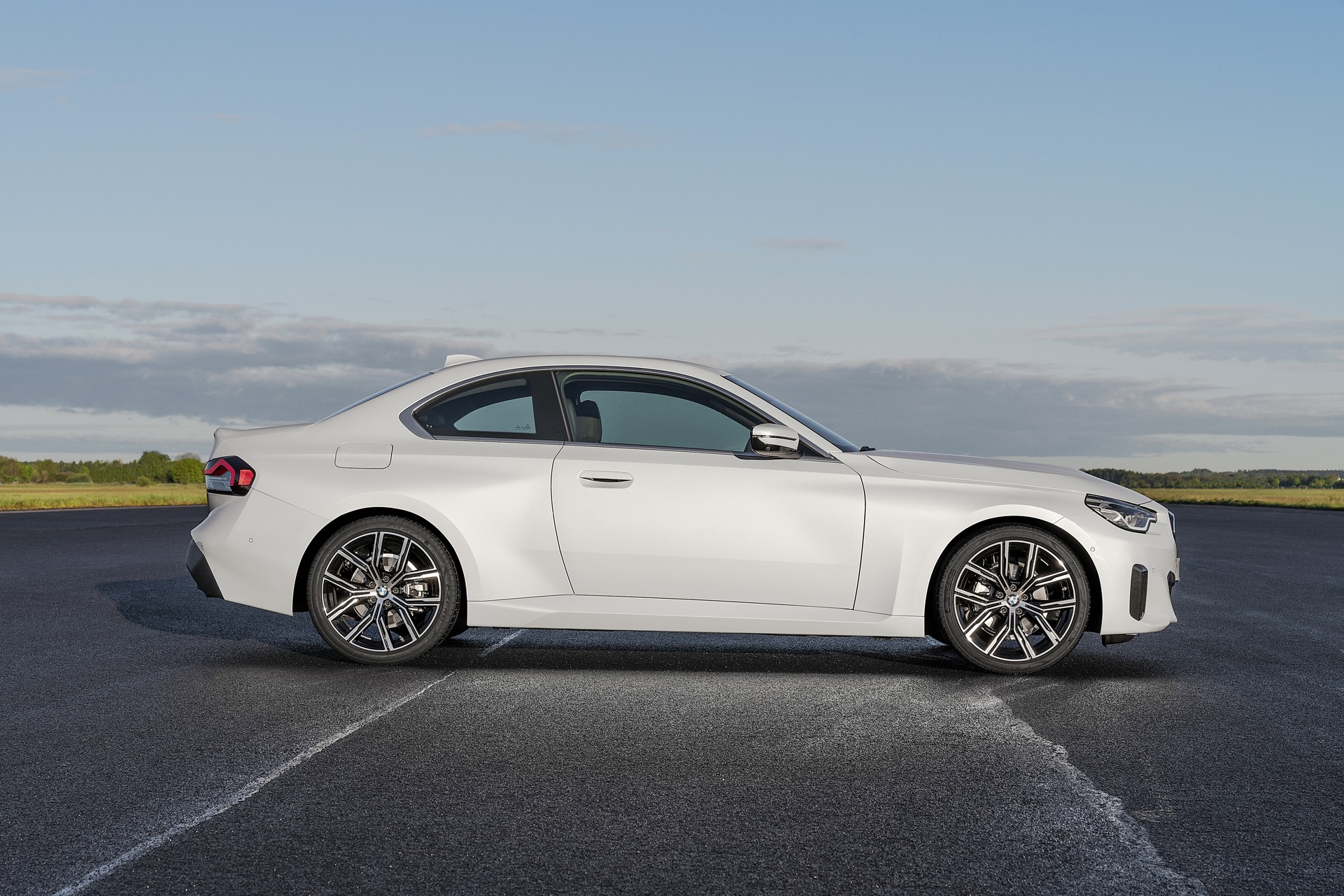 Download 2022 BMW 2 Series Coupe - Side HD Wallpaper 1921x1281 #23
