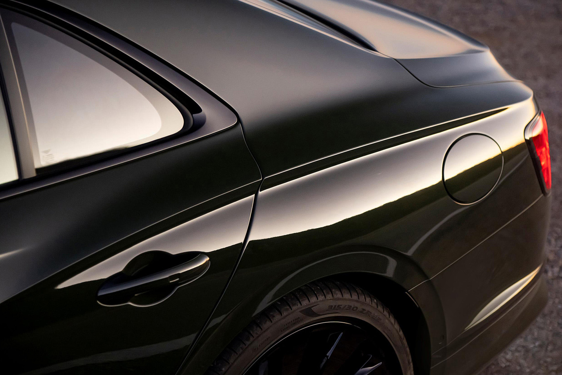 Download 2022 Bentley Flying Spur Hybrid - Detail HD Wallpaper 1921x1281 #94