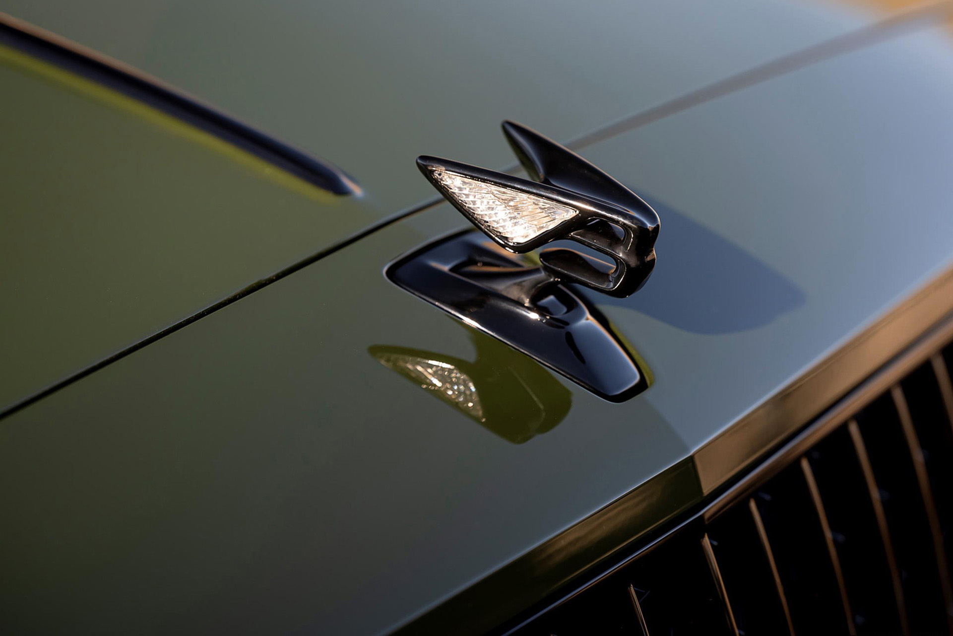 Download 2022 Bentley Flying Spur Hybrid - Hood Ornament HD Wallpaper 1921x1281 #80
