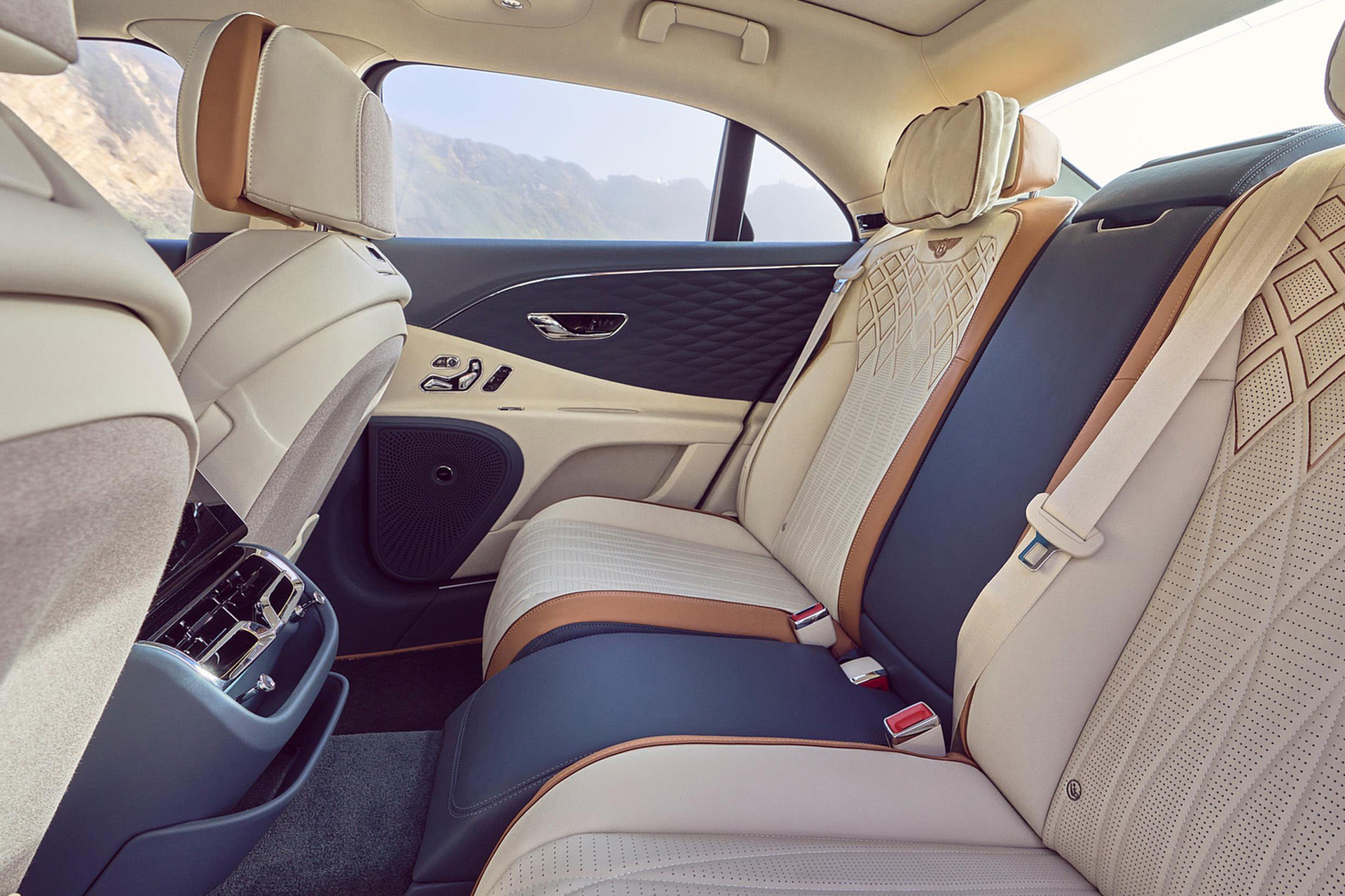 Download 2022 Bentley Flying Spur Hybrid - Interior, Rear Seats HD Wallpaper 1920x1279 #163