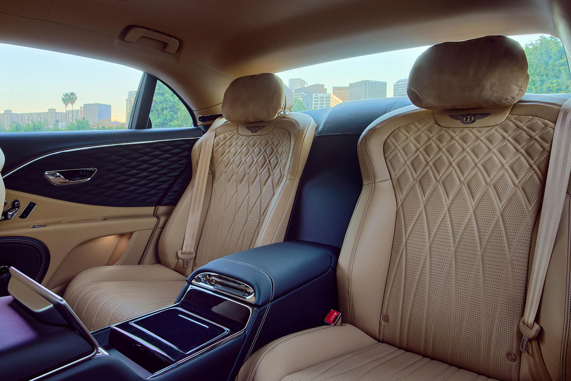 Download 2022 Bentley Flying Spur Hybrid - Interior, Rear Seats HD Wallpaper 1920x1280 #162