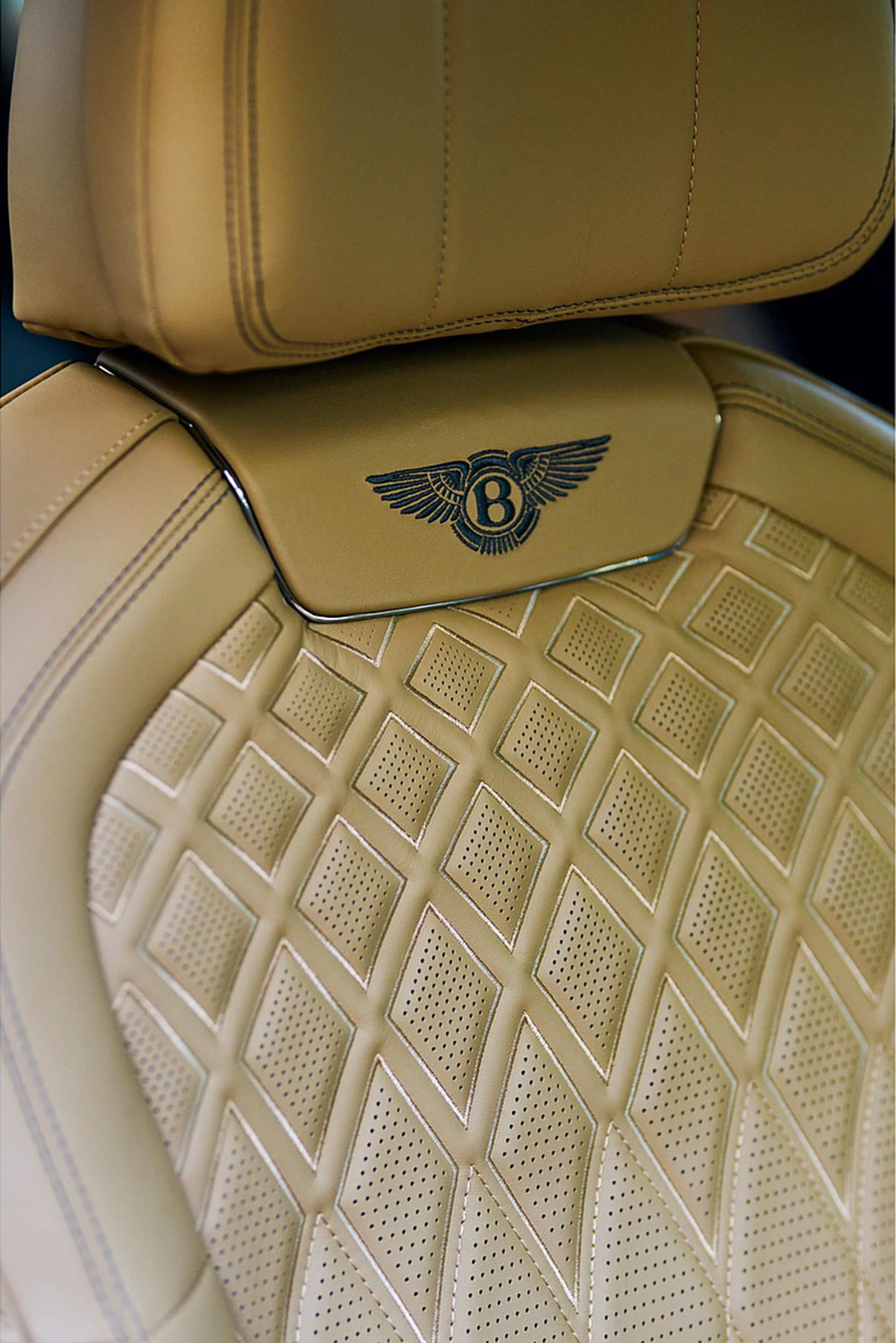 Download 2022 Bentley Flying Spur Hybrid - Interior, Seats HD Phone Wallpaper 1921x2878 #147