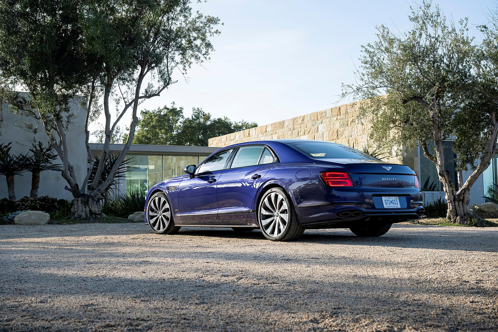 Download 2022 Bentley Flying Spur Hybrid - Rear Three-Quarter HD Wallpaper 1921x1281 #62