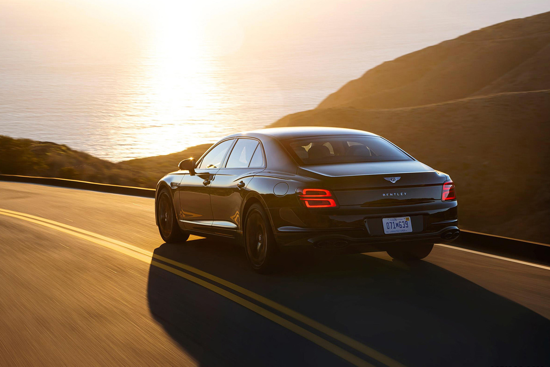 Download 2022 Bentley Flying Spur Hybrid - Rear Three-Quarter HD Wallpaper 1921x1281 #23