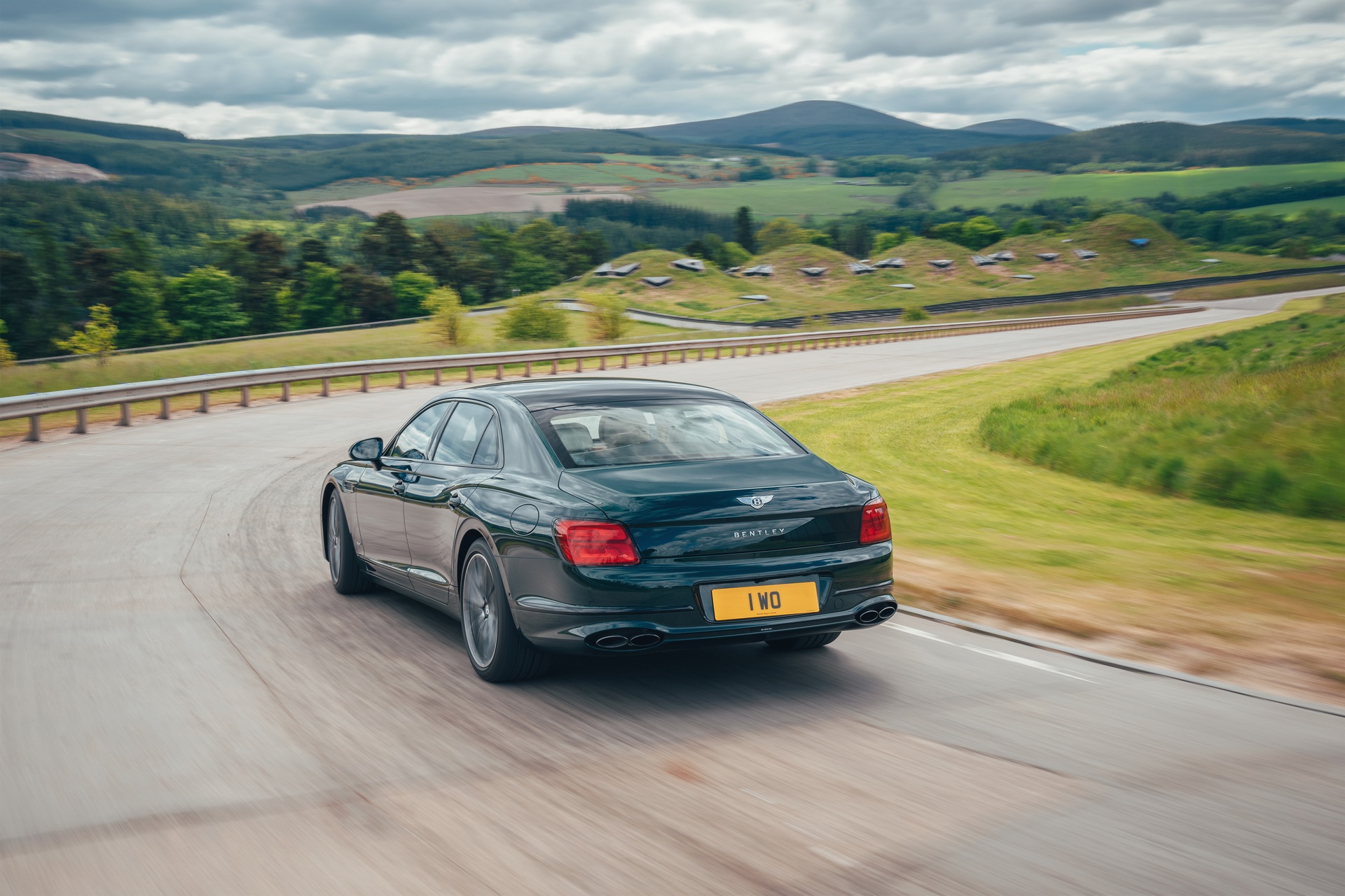 Download 2022 Bentley Flying Spur Hybrid - Rear Three-Quarter HD Wallpaper 1920x1280 #172