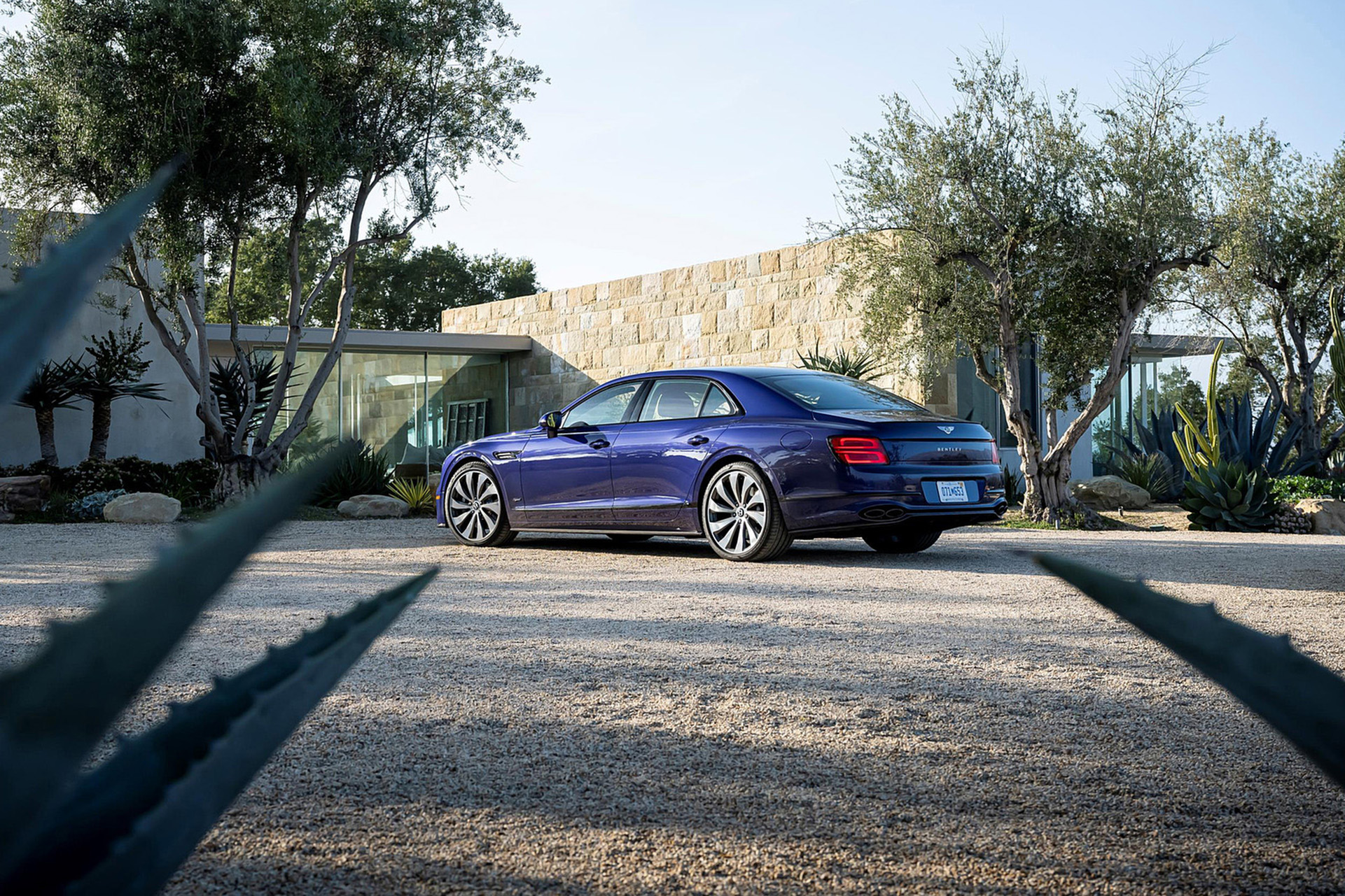 Download 2022 Bentley Flying Spur Hybrid - Rear Three-Quarter HD Wallpaper 1921x1281 #63