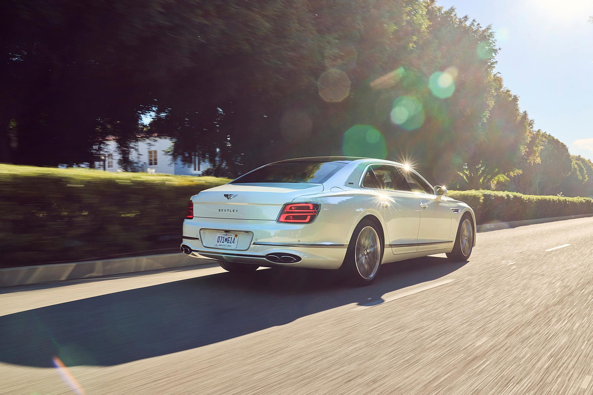 Download 2022 Bentley Flying Spur Hybrid - Rear Three-Quarter HD Wallpaper 1921x1281 #46