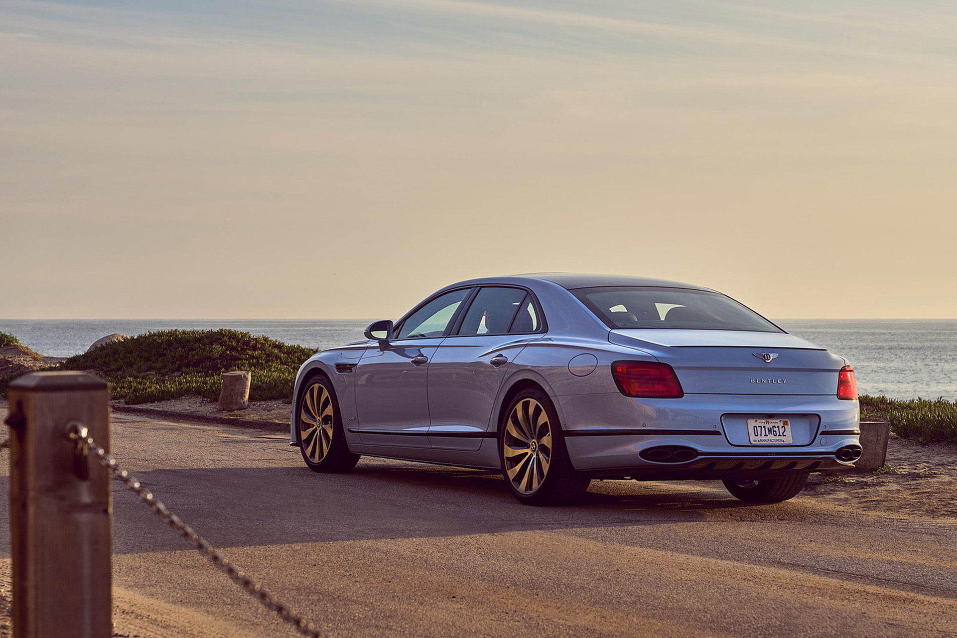 Download 2022 Bentley Flying Spur Hybrid - Rear Three-Quarter HD Wallpaper 1921x1281 #12