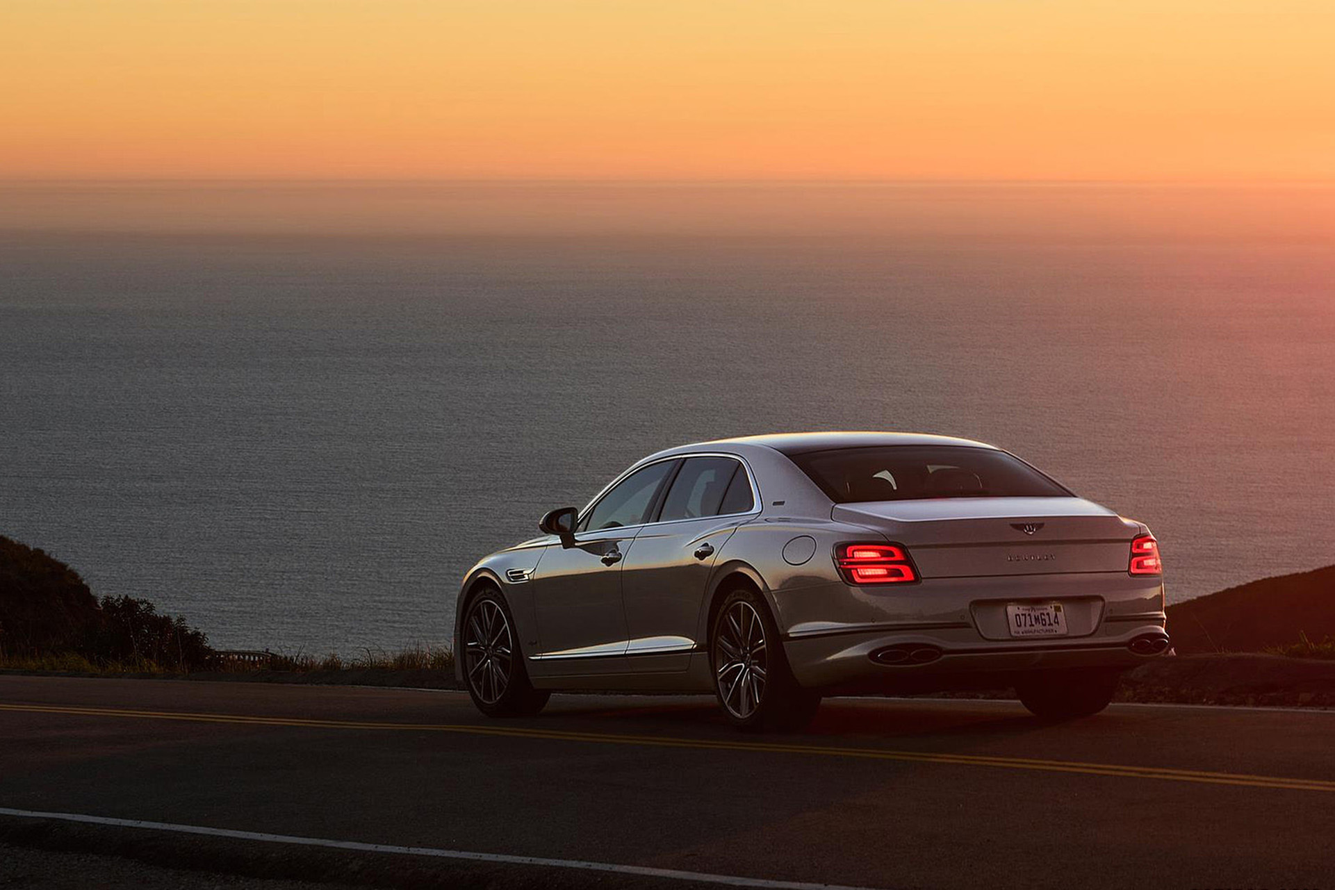 Download 2022 Bentley Flying Spur Hybrid - Rear Three-Quarter HD Wallpaper 1921x1281 #6