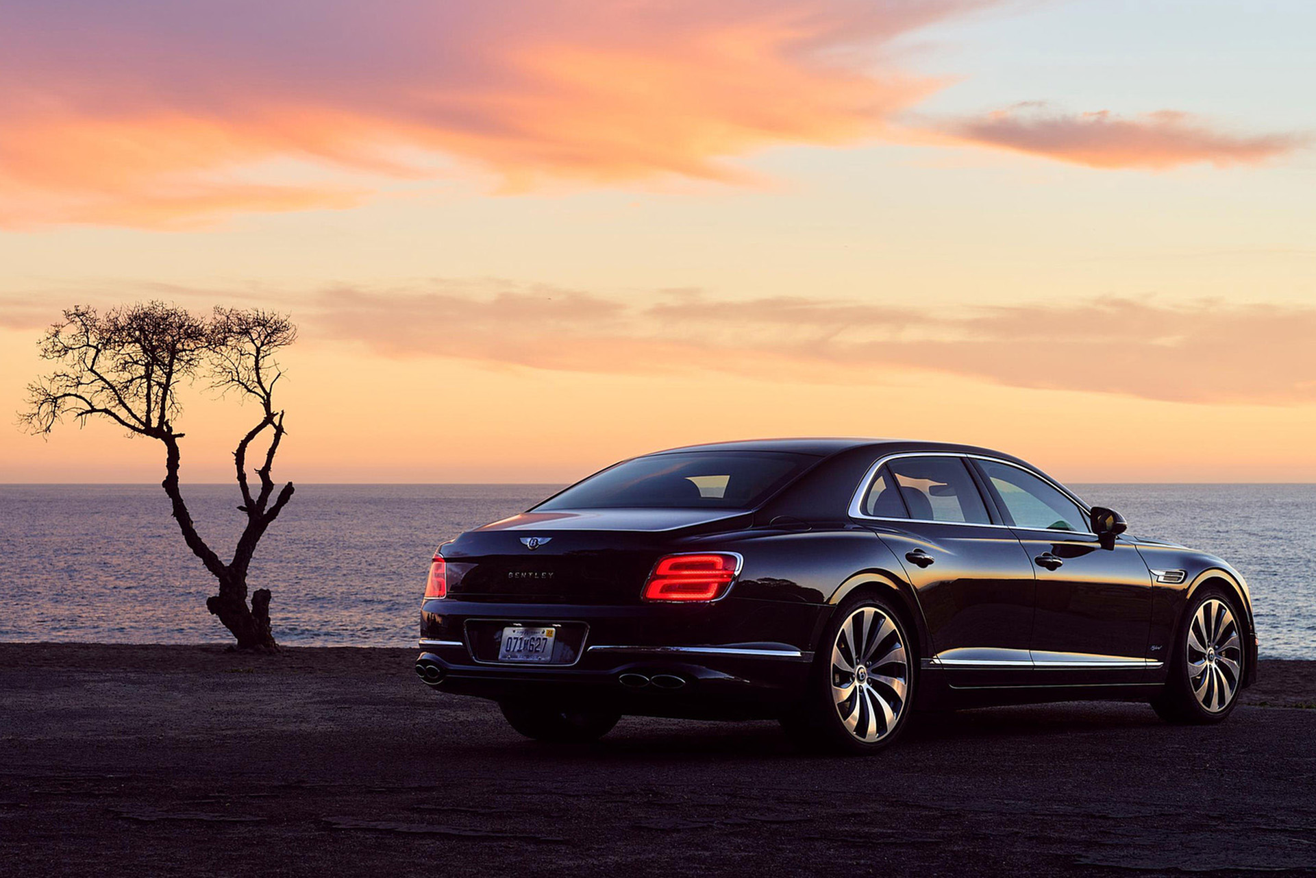 Download 2022 Bentley Flying Spur Hybrid - Rear Three-Quarter HD Wallpaper 1921x1281 #7