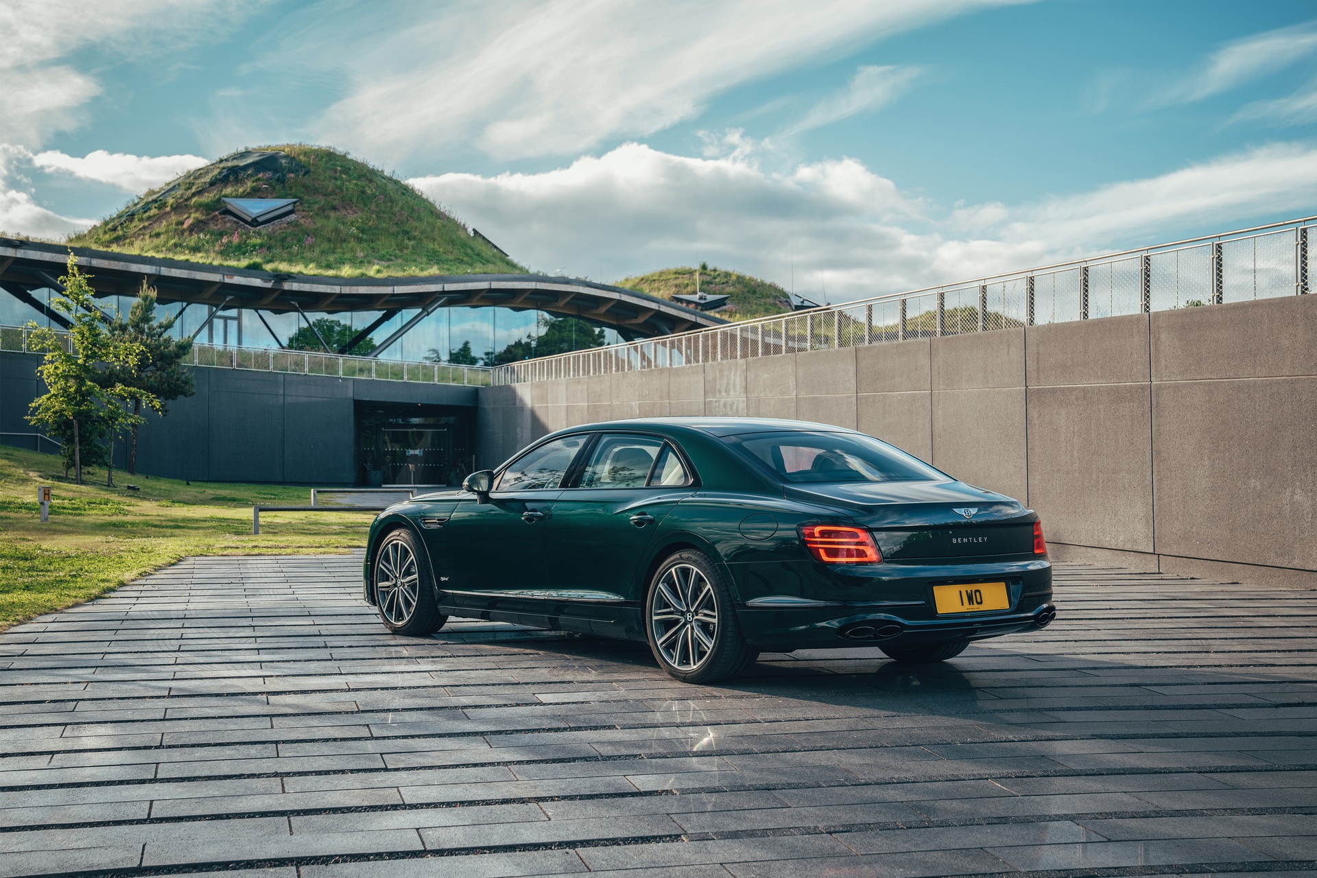 Download 2022 Bentley Flying Spur Hybrid - Rear Three-Quarter HD Wallpaper 1920x1280 #174