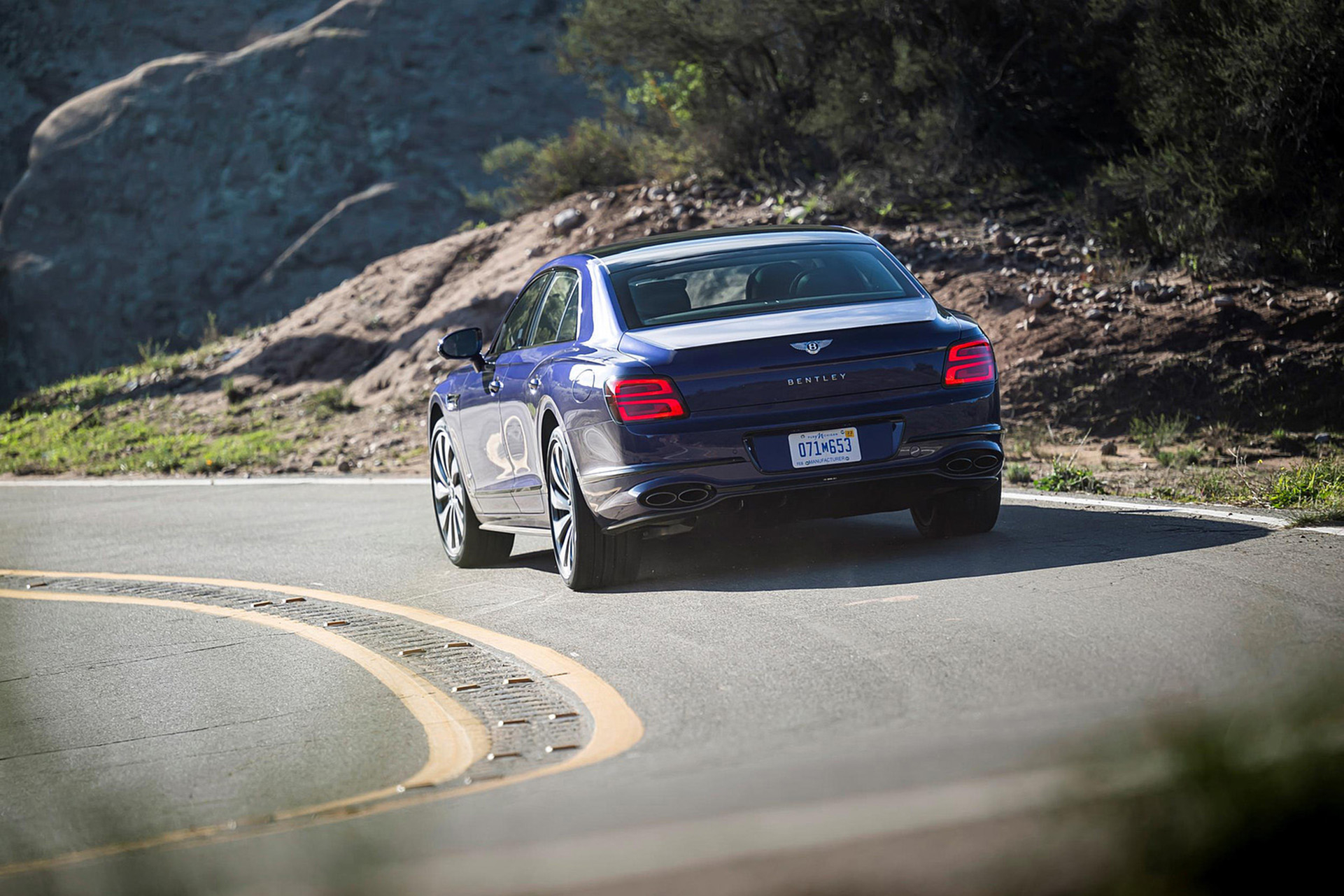 Download 2022 Bentley Flying Spur Hybrid - Rear HD Wallpaper 1921x1281 #35