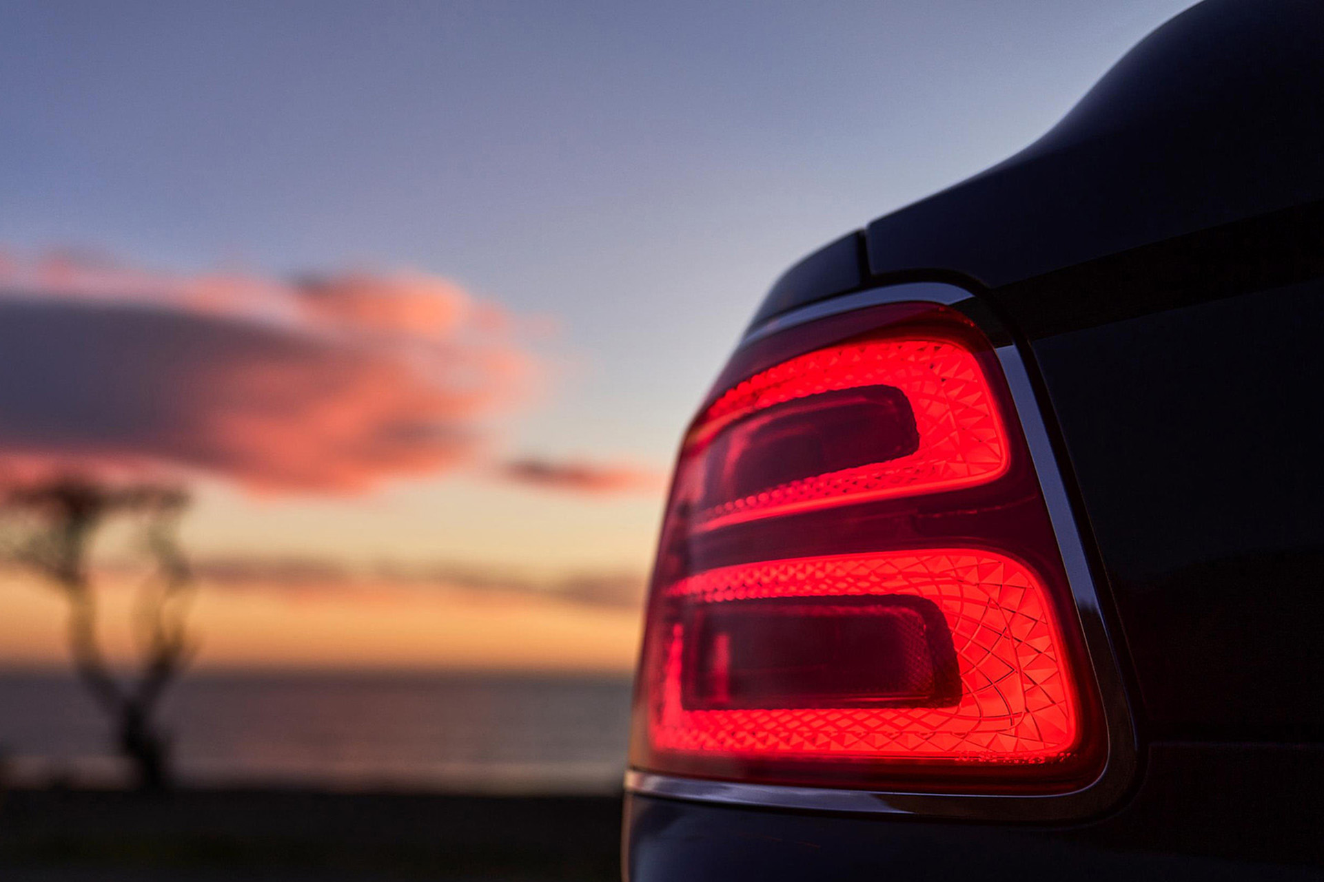 Download 2022 Bentley Flying Spur Hybrid - Tail Light HD Wallpaper 1921x1281 #99