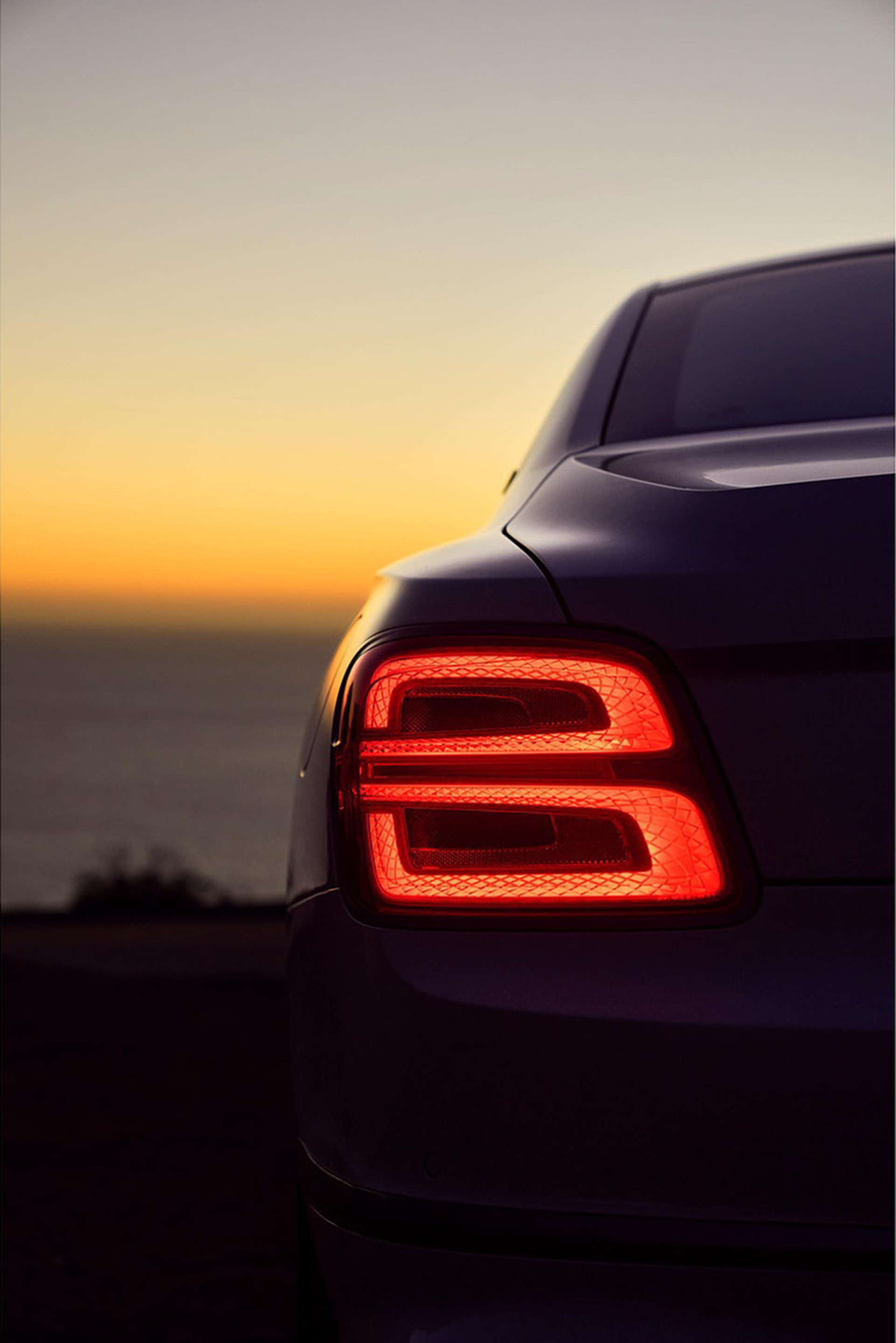 Download 2022 Bentley Flying Spur Hybrid - Tail Light HD Phone Wallpaper 1921x2878 #100