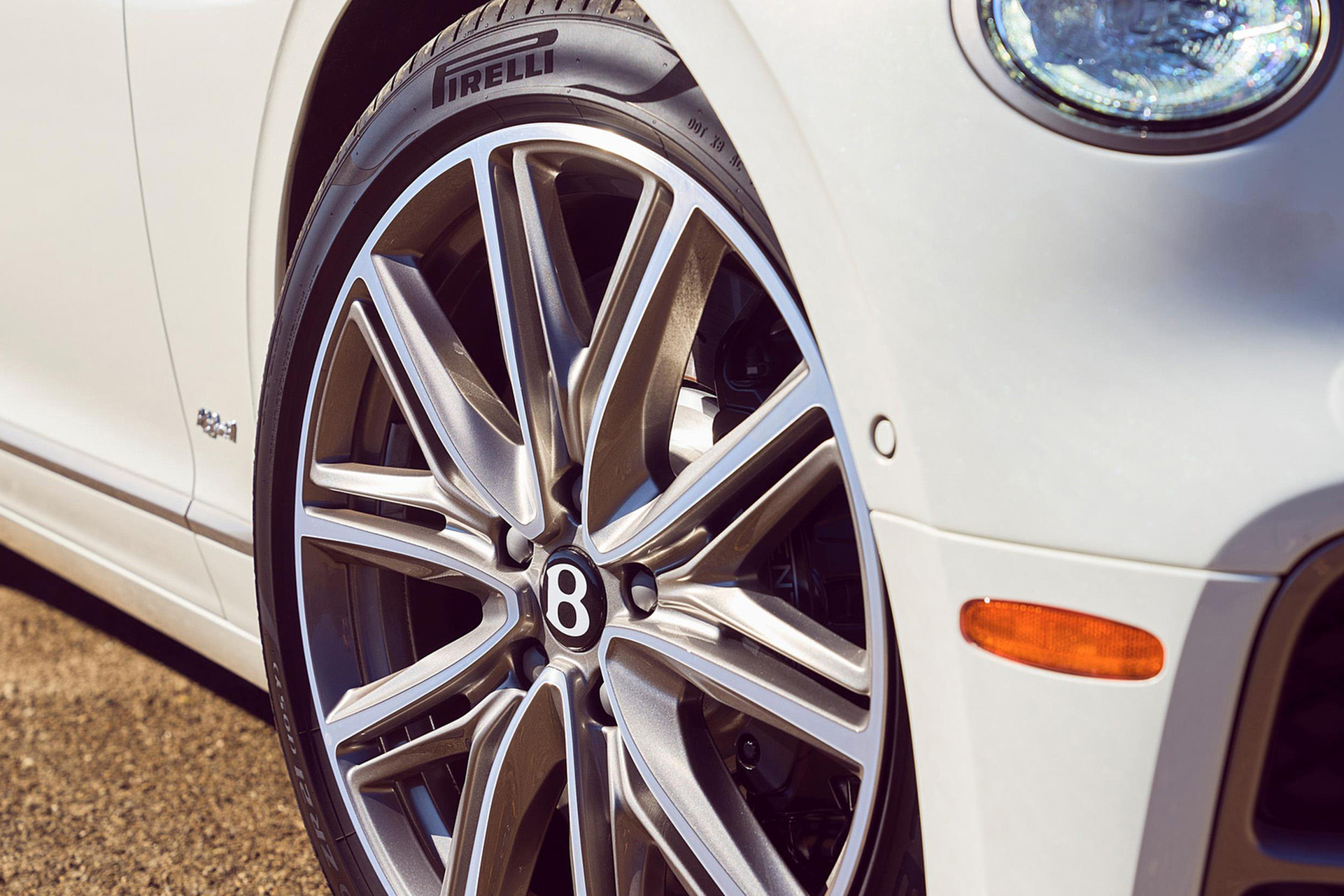 Download 2022 Bentley Flying Spur Hybrid - Wheel HD Wallpaper 1921x1281 #88