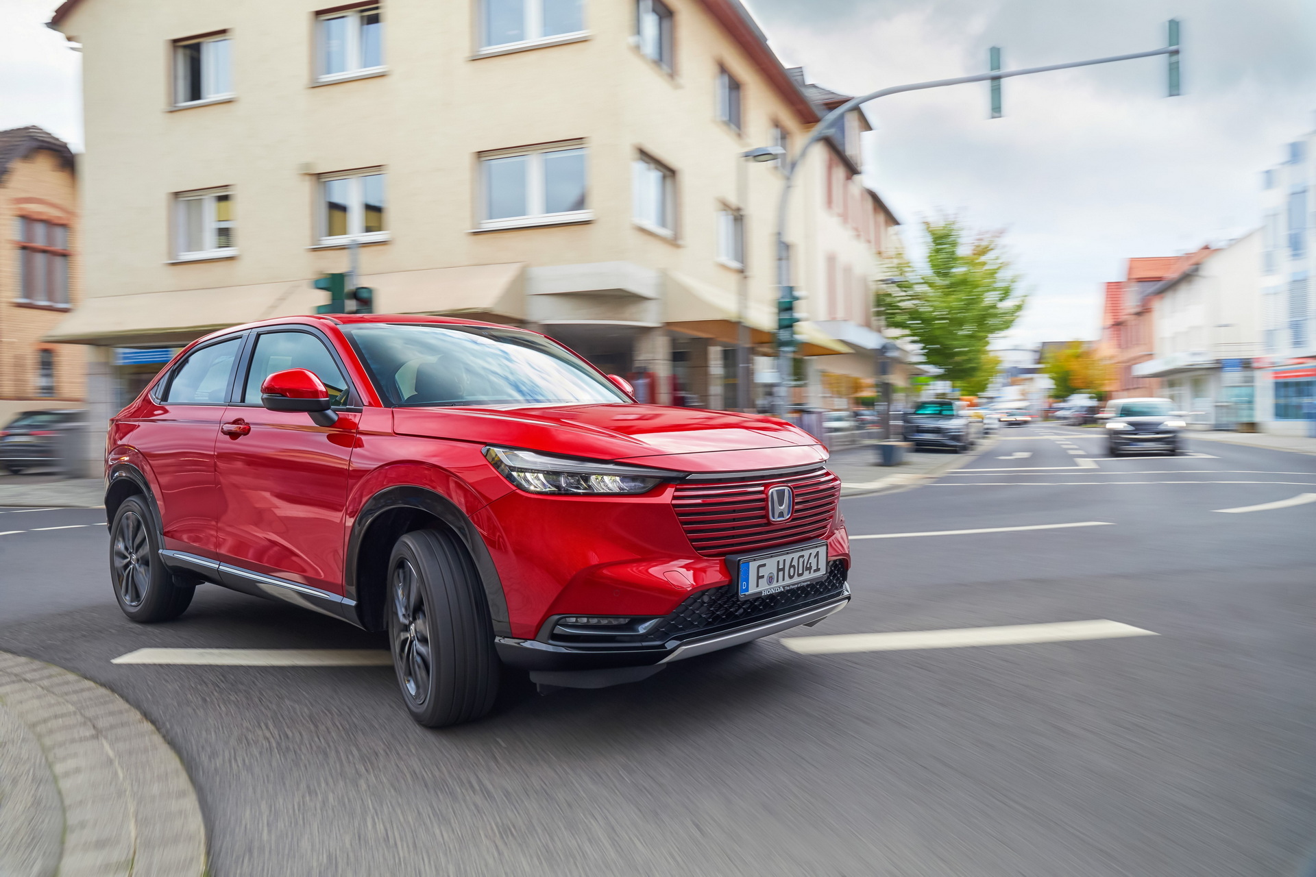 Download 2022 Honda HR-V e:HEV - Front Three-Quarter HD Wallpaper 1920x1280 #1