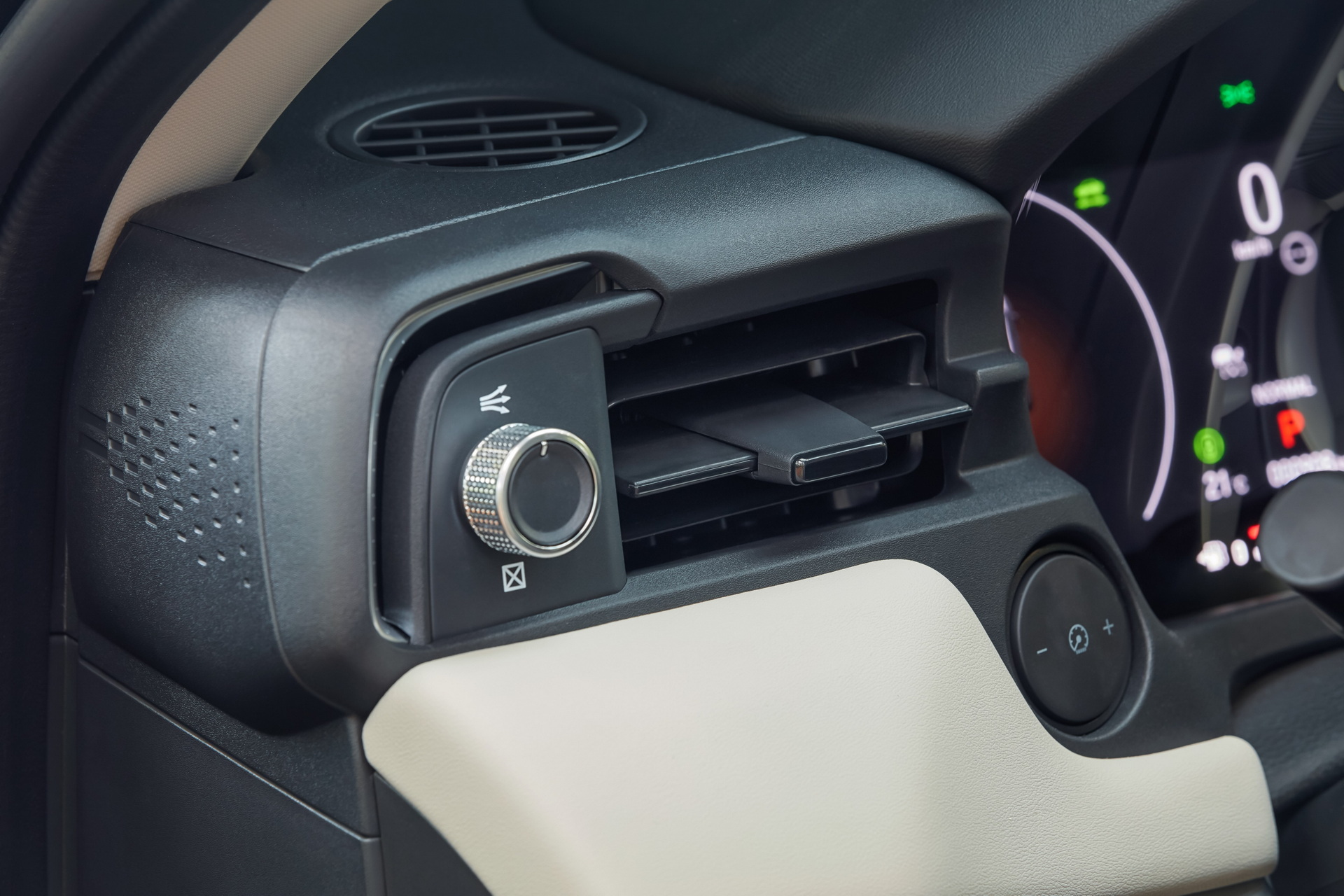 Download 2022 Honda HR-V e:HEV - Interior, Detail HD Wallpaper 1920x1280 #22