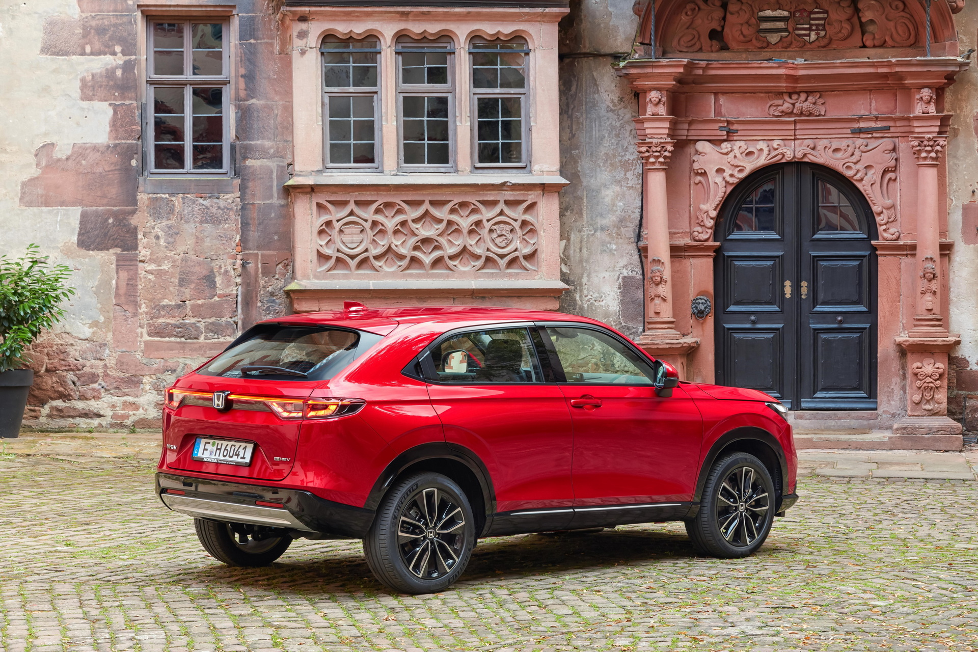 Download 2022 Honda HR-V e:HEV - Rear Three-Quarter HD Wallpaper 1920x1280 #4