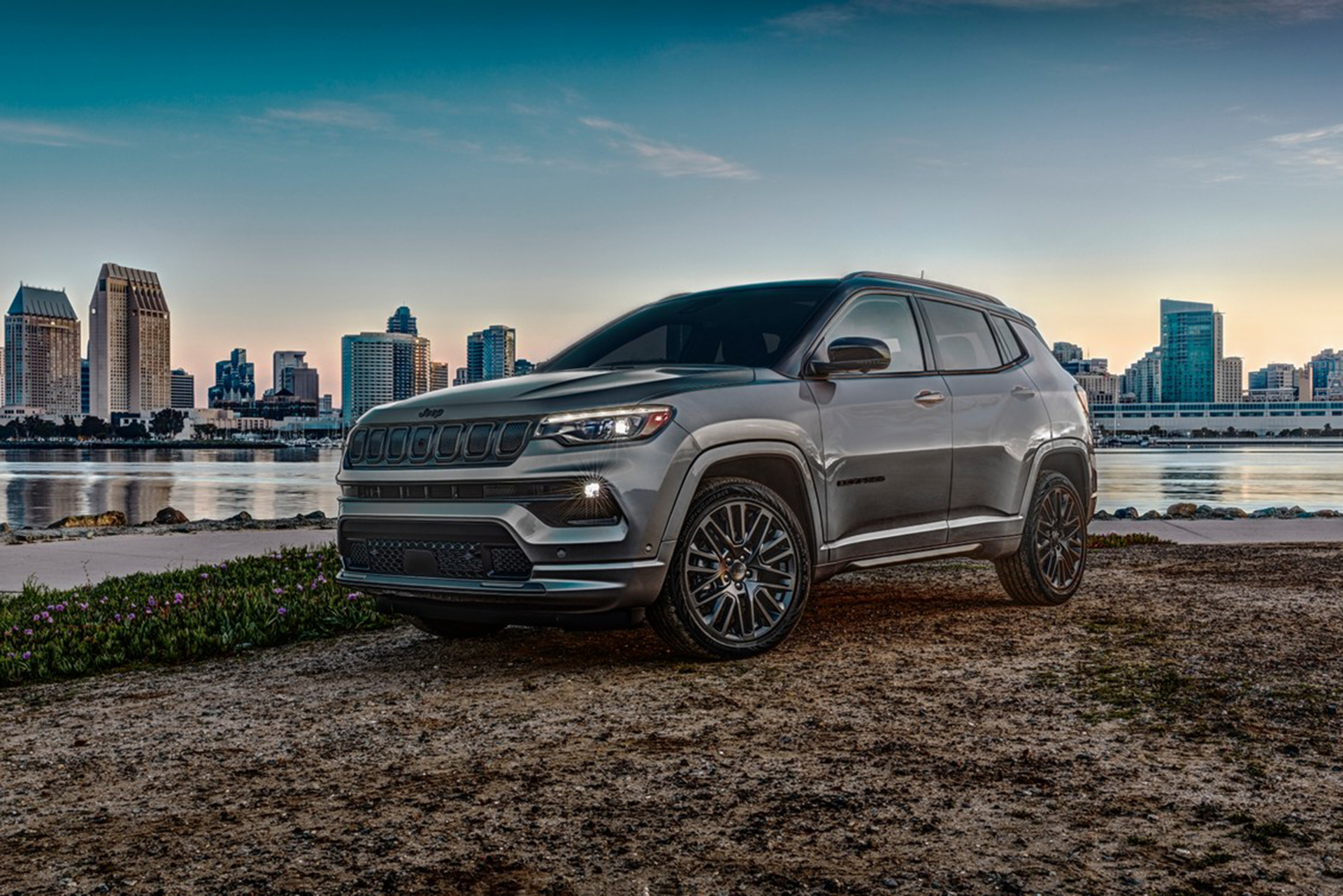 Download 2022 Jeep Compass High Altitude - Front Three-Quarter HD Wallpaper 1921x1282 #12