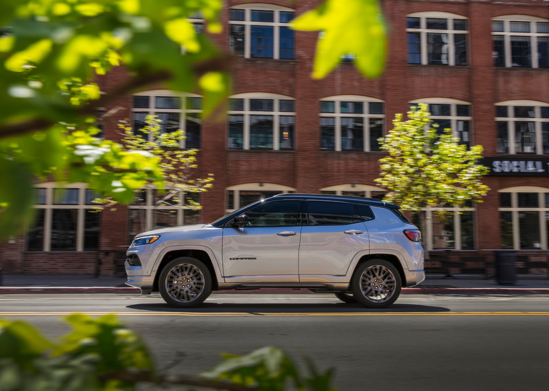 Download 2022 Jeep Compass High Altitude - Side HD Wallpaper 1920x1368 #11