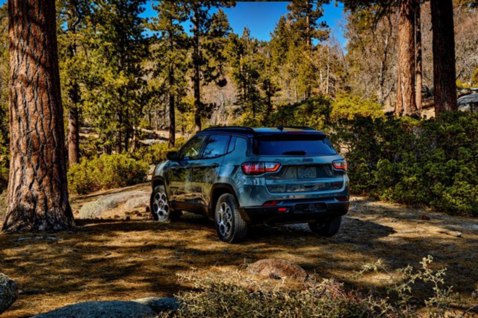 Download 2022 Jeep Compass Trailhawk - Rear Three-Quarter HD Wallpaper 1921x1281 #10