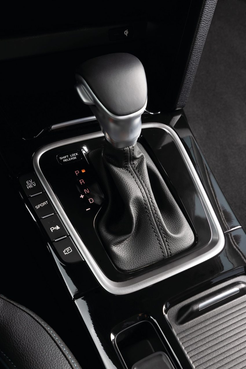 2022 Kia Ceed SW - Central Console Phone Wallpaper 850x1275 #12