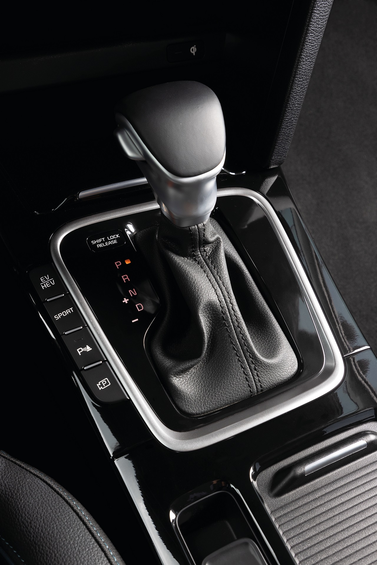 Download 2022 Kia Ceed SW - Central Console HD Phone Wallpaper 1280x1920 #12