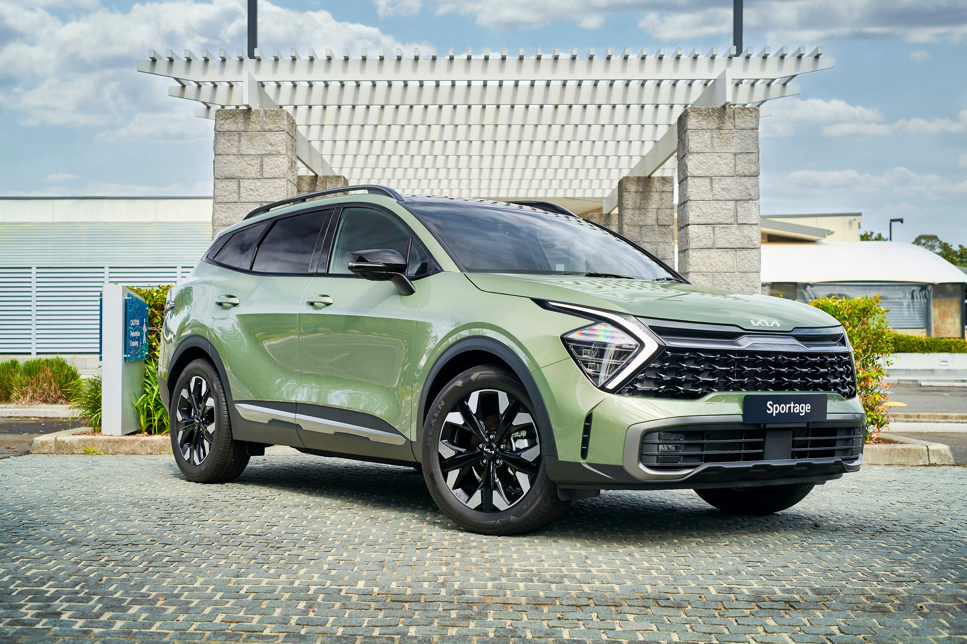 Download 2022 Kia Sportage - Front Three-Quarter HD Wallpaper 1920x1280 #10