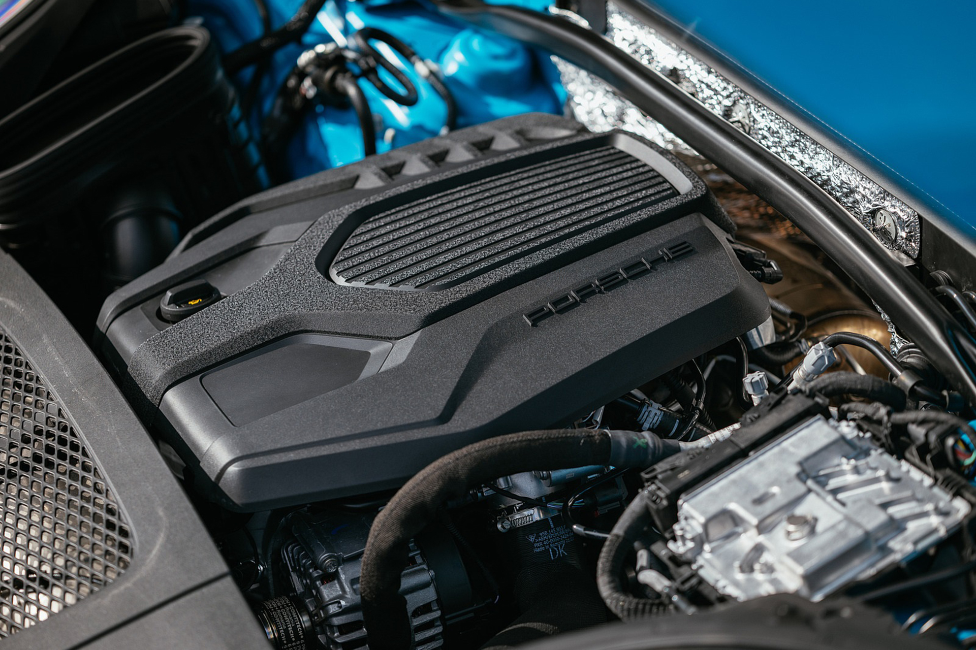 Download 2022 Porsche Macan - Engine HD Wallpaper 1921x1280 #25