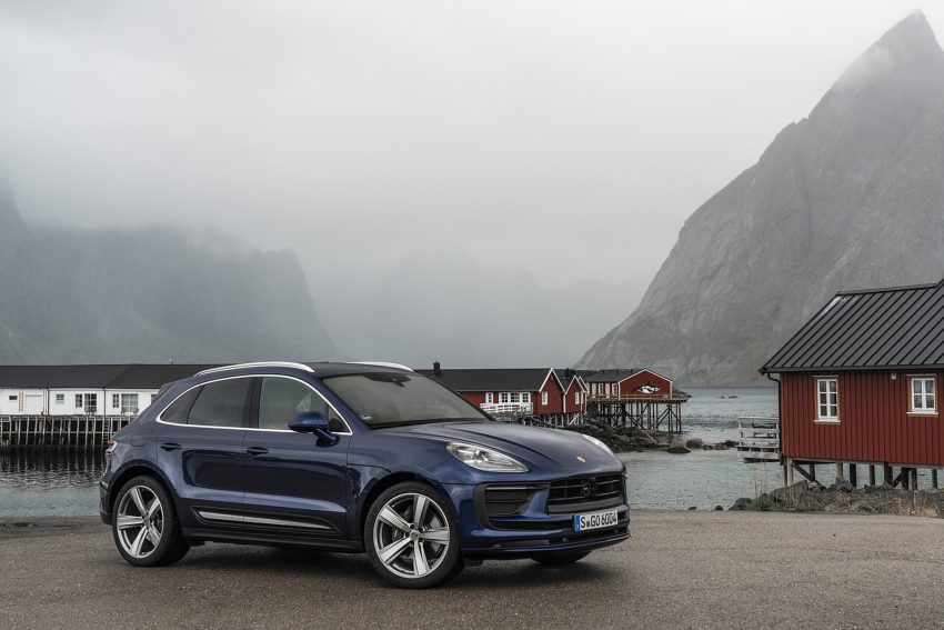 2022 Porsche Macan - Front Three-Quarter Wallpaper 850x567 #55