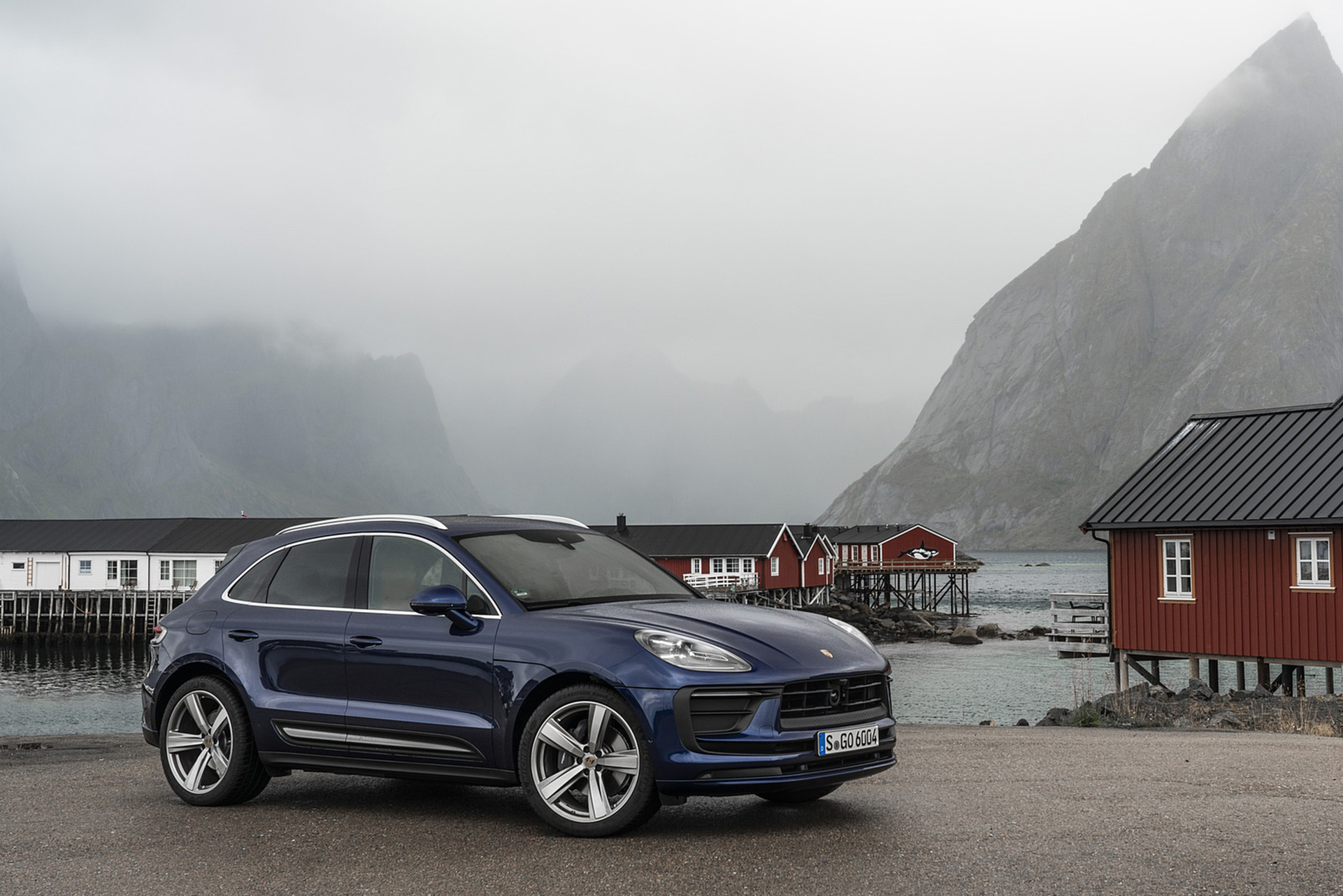 Download 2022 Porsche Macan - Front Three-Quarter HD Wallpaper 1921x1281 #55