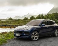 2022 Porsche Macan - Front Three-Quarter Wallpaper 190x150