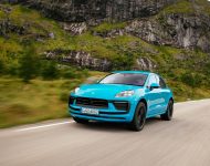 2022 Porsche Macan - Front Three-Quarter Wallpaper 190x150