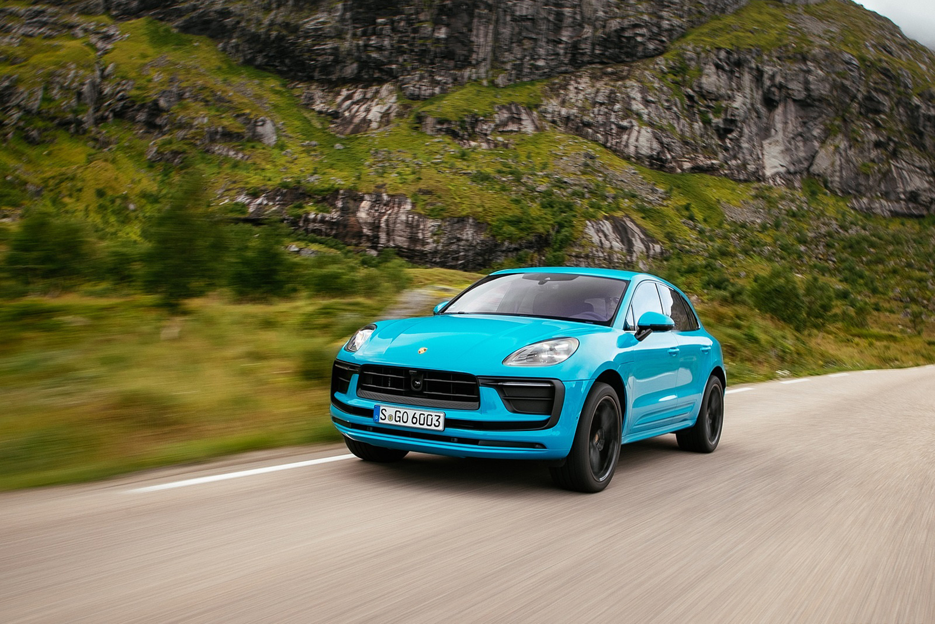 Download 2022 Porsche Macan - Front Three-Quarter HD Wallpaper 1921x1281 #10