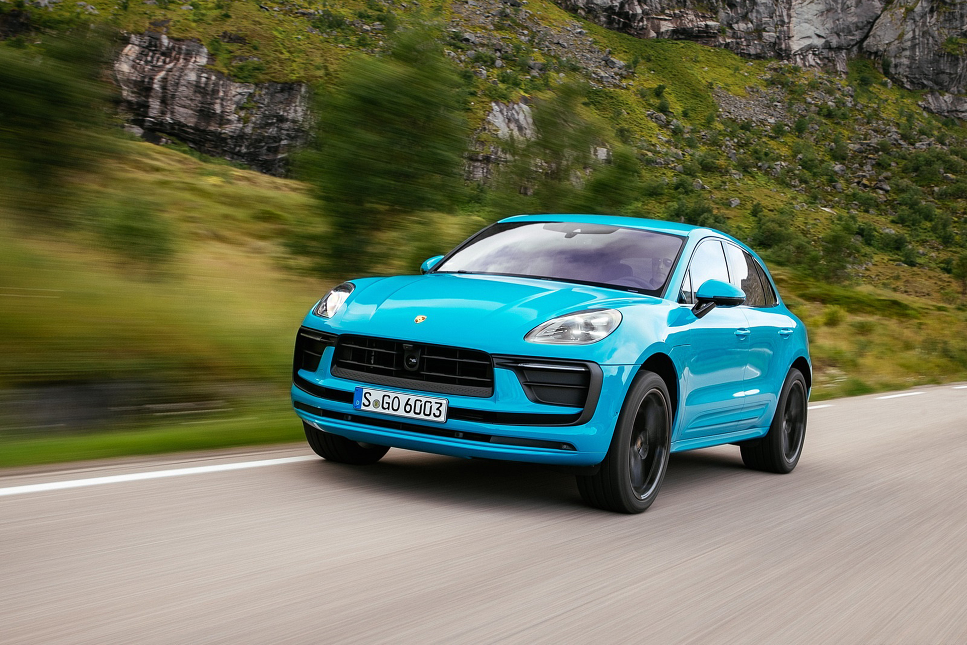 Download 2022 Porsche Macan - Front Three-Quarter HD Wallpaper 1921x1281 #1