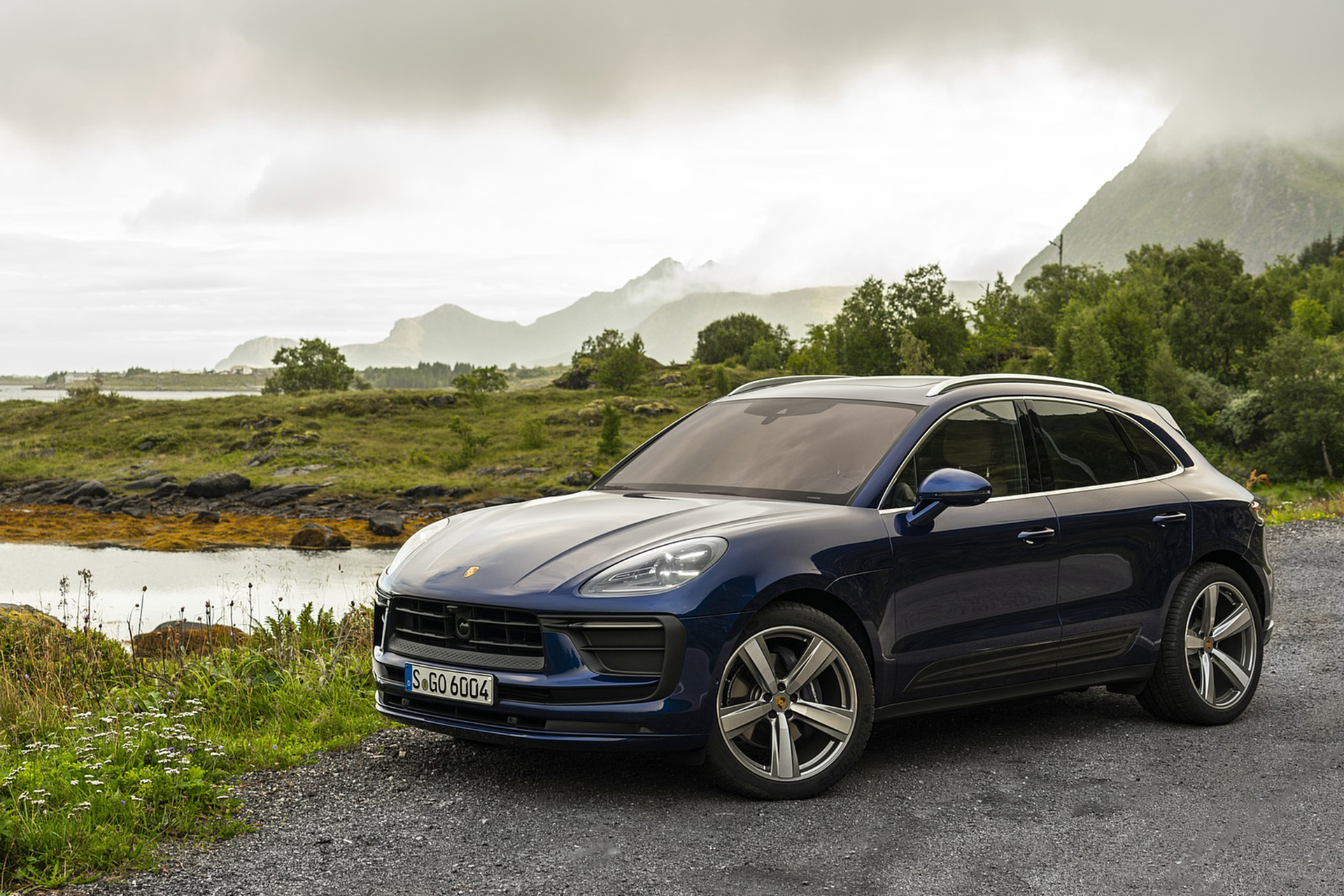 Download 2022 Porsche Macan - Front Three-Quarter HD Wallpaper 1921x1281 #61