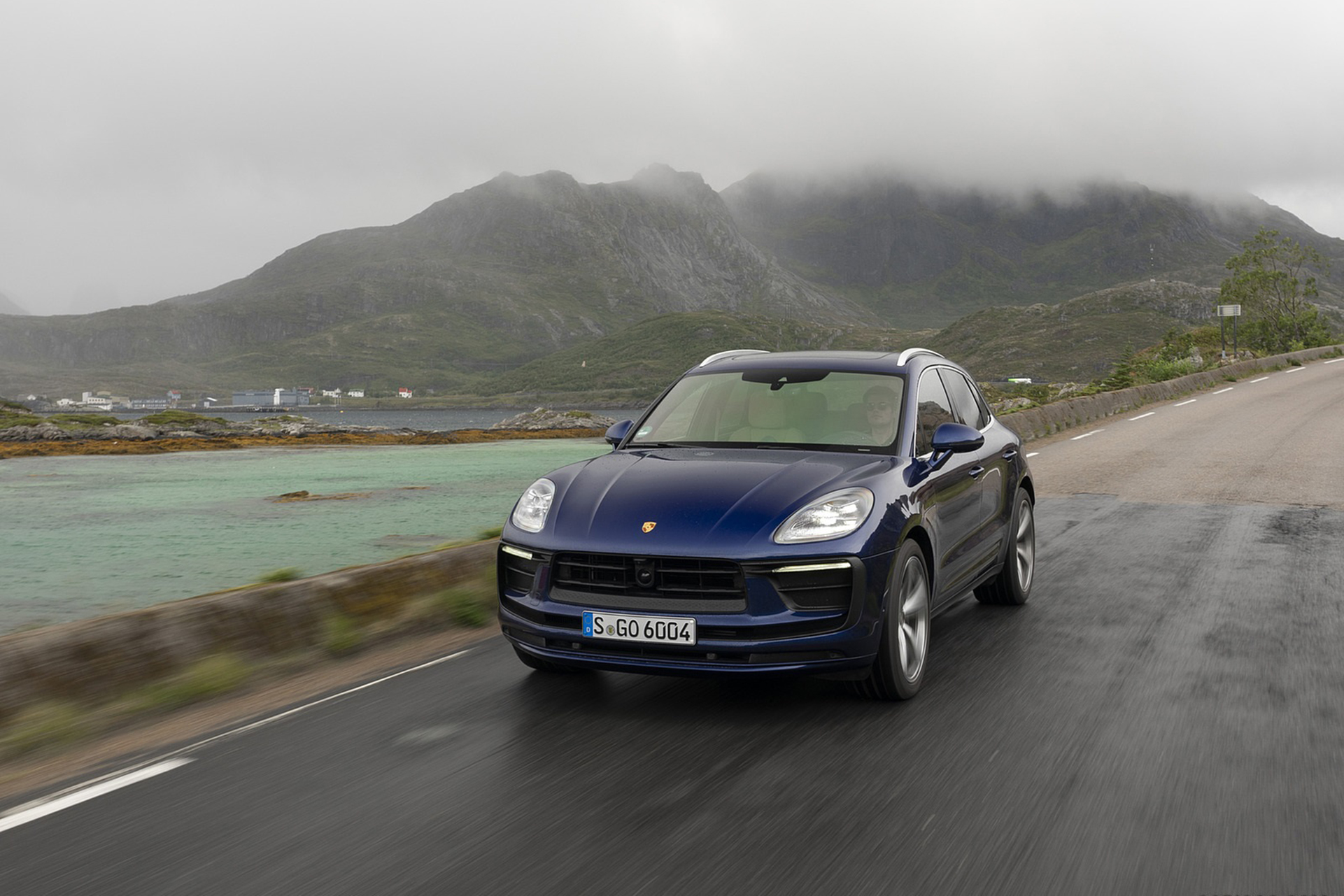 Download 2022 Porsche Macan - Front HD Wallpaper 1921x1281 #28