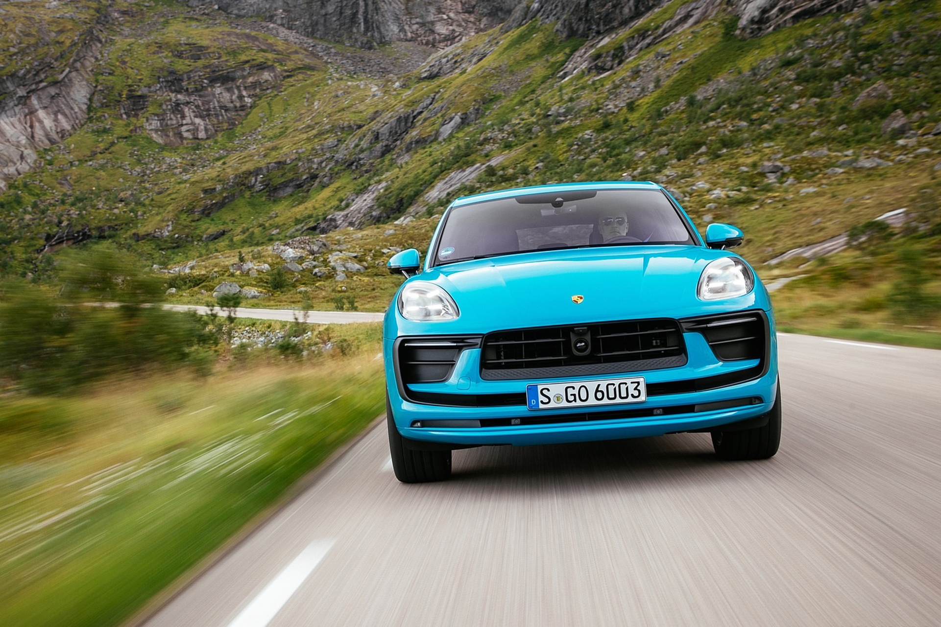 Download 2022 Porsche Macan - Front HD Wallpaper 1921x1281 #9