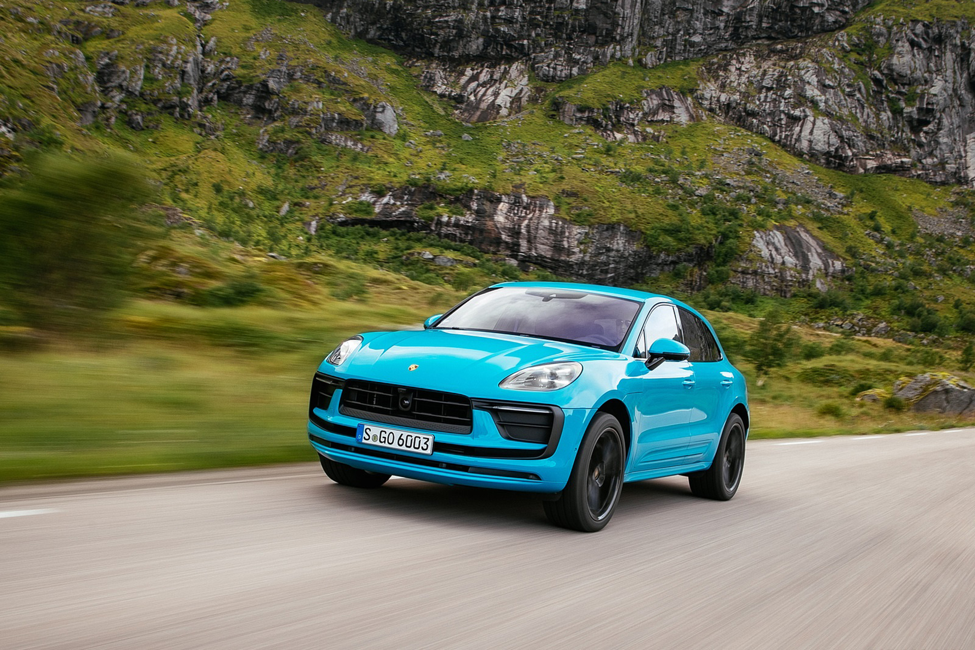 Download 2022 Porsche Macan - Front HD Wallpaper 1921x1281 #4
