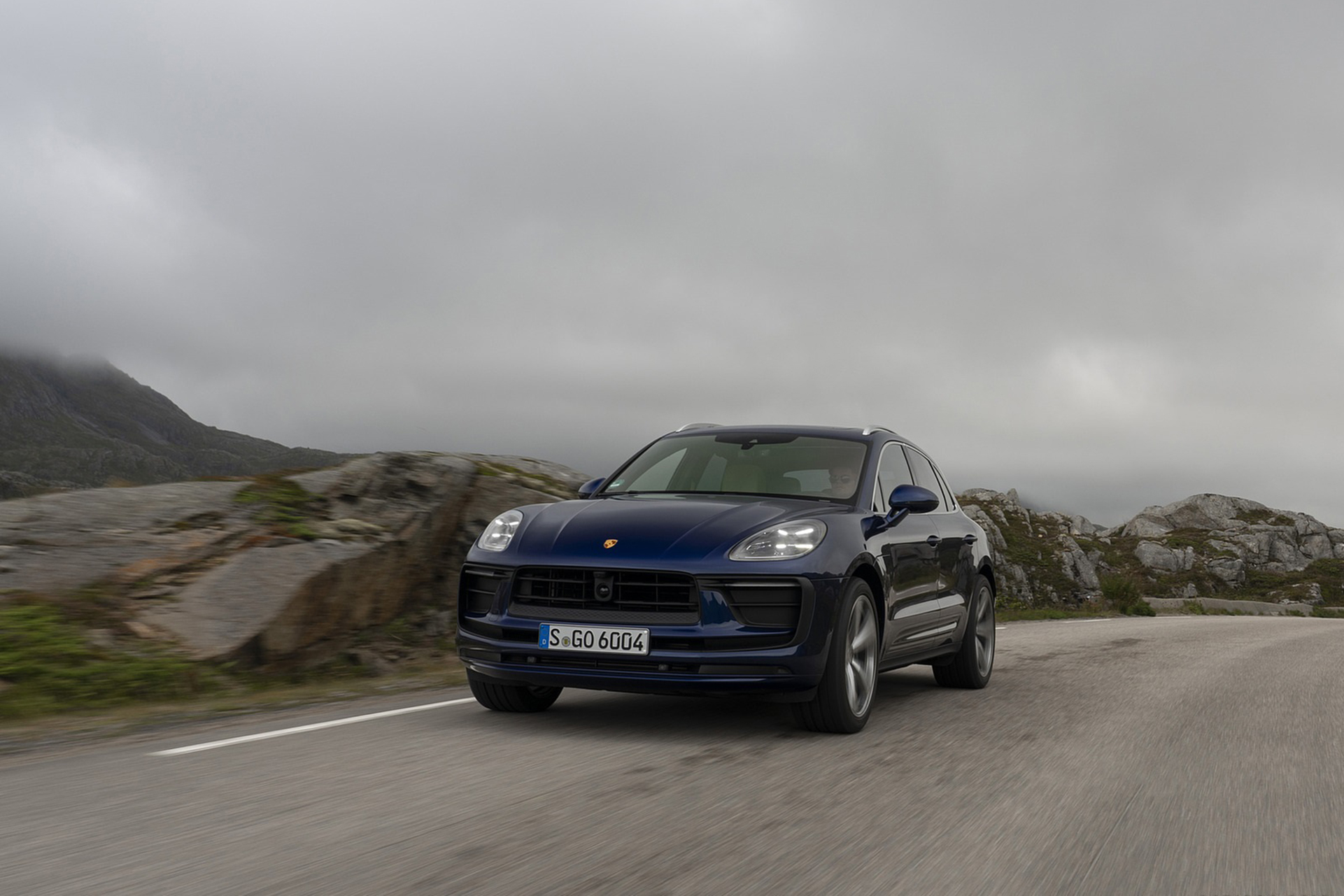 Download 2022 Porsche Macan - Front HD Wallpaper 1921x1281 #29