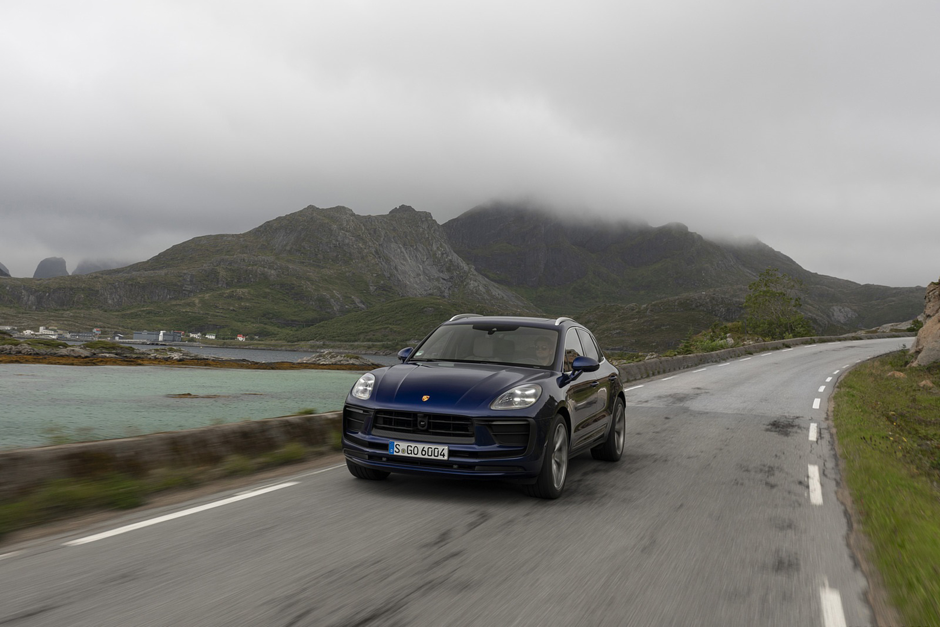 Download 2022 Porsche Macan - Front HD Wallpaper 1921x1281 #30