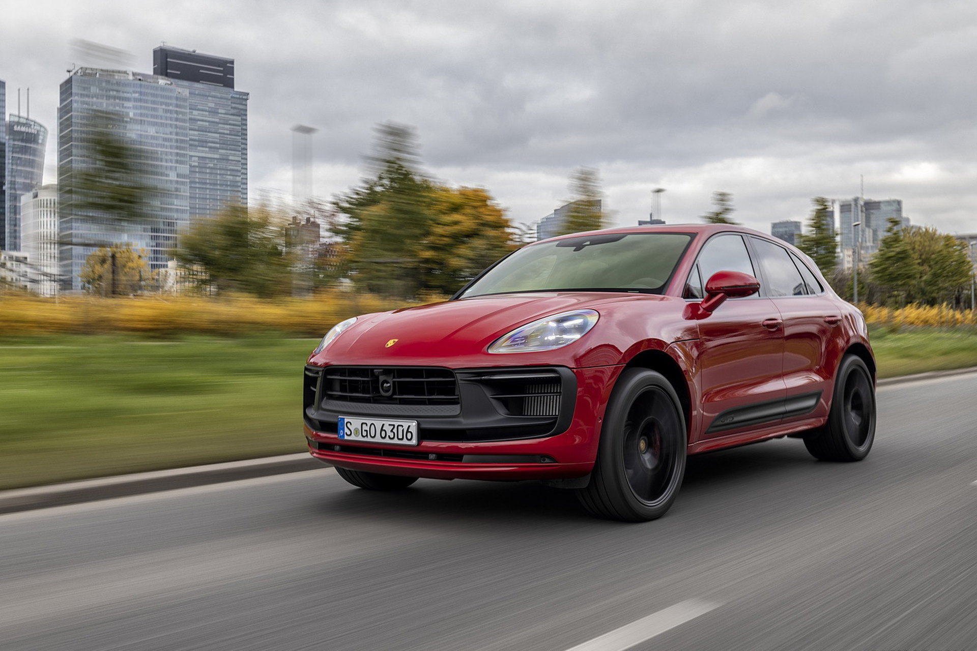 Download 2022 Porsche Macan GTS - Front Three-Quarter HD Wallpaper 1920x1280 #201