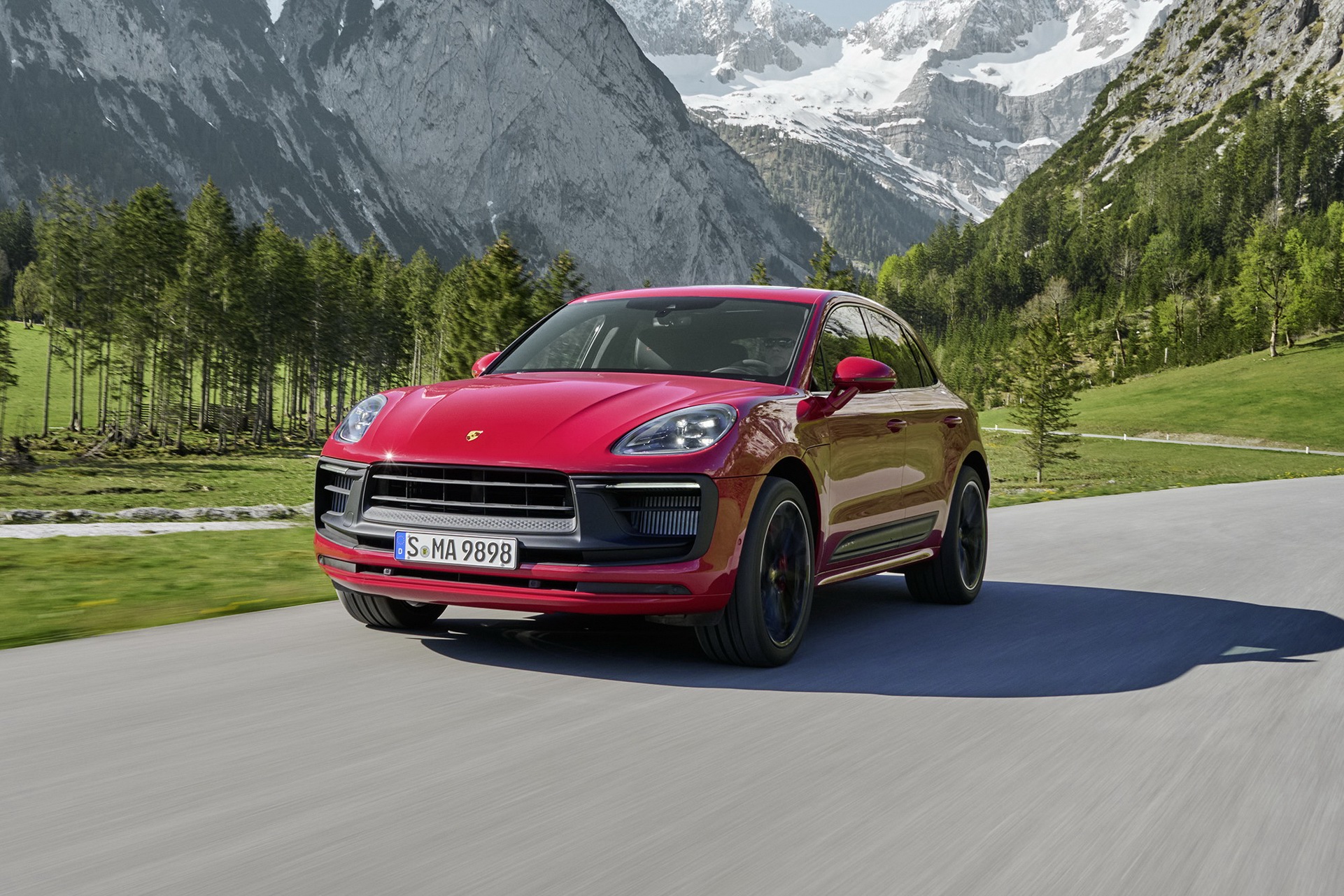 Download 2022 Porsche Macan GTS - Front Three-Quarter HD Wallpaper 1921x1281 #1