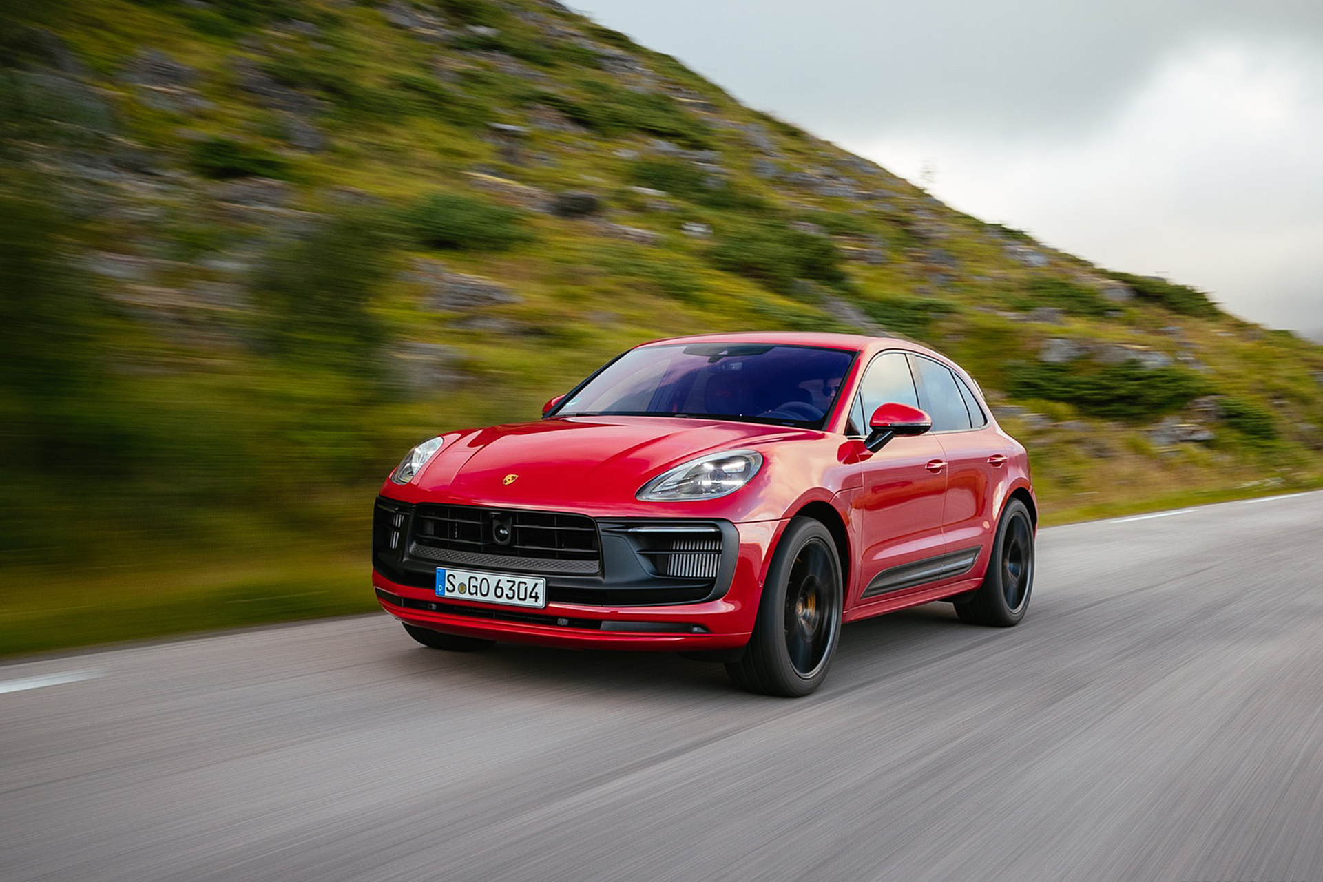Download 2022 Porsche Macan GTS - Front Three-Quarter HD Wallpaper 1921x1281 #60