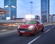 2022 Porsche Macan GTS - Front Three-Quarter Wallpaper 190x150