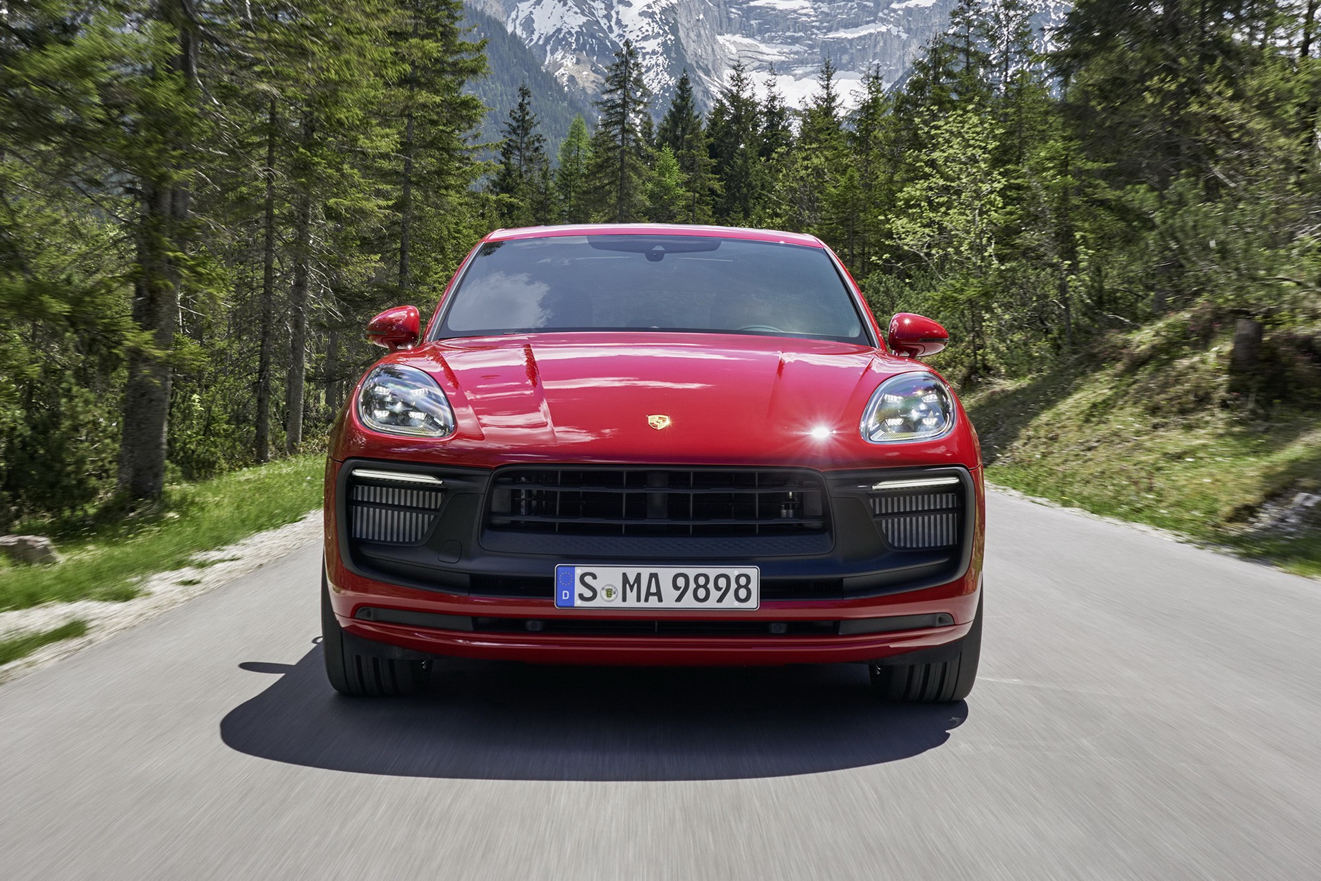 Download 2022 Porsche Macan GTS - Front HD Wallpaper 1921x1281 #2