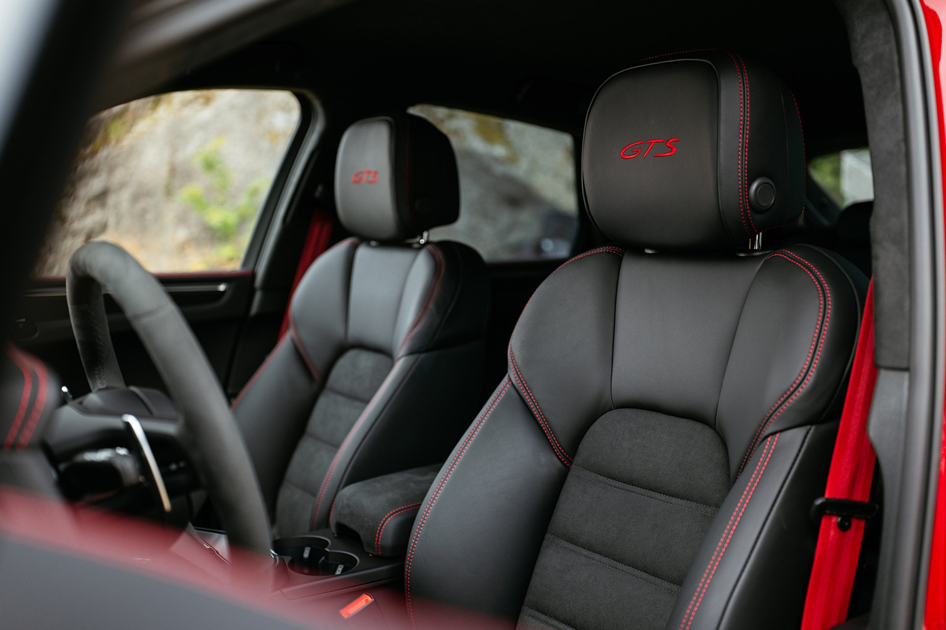 Download 2022 Porsche Macan GTS - Interior, Front Seats HD Wallpaper 1921x1280 #103