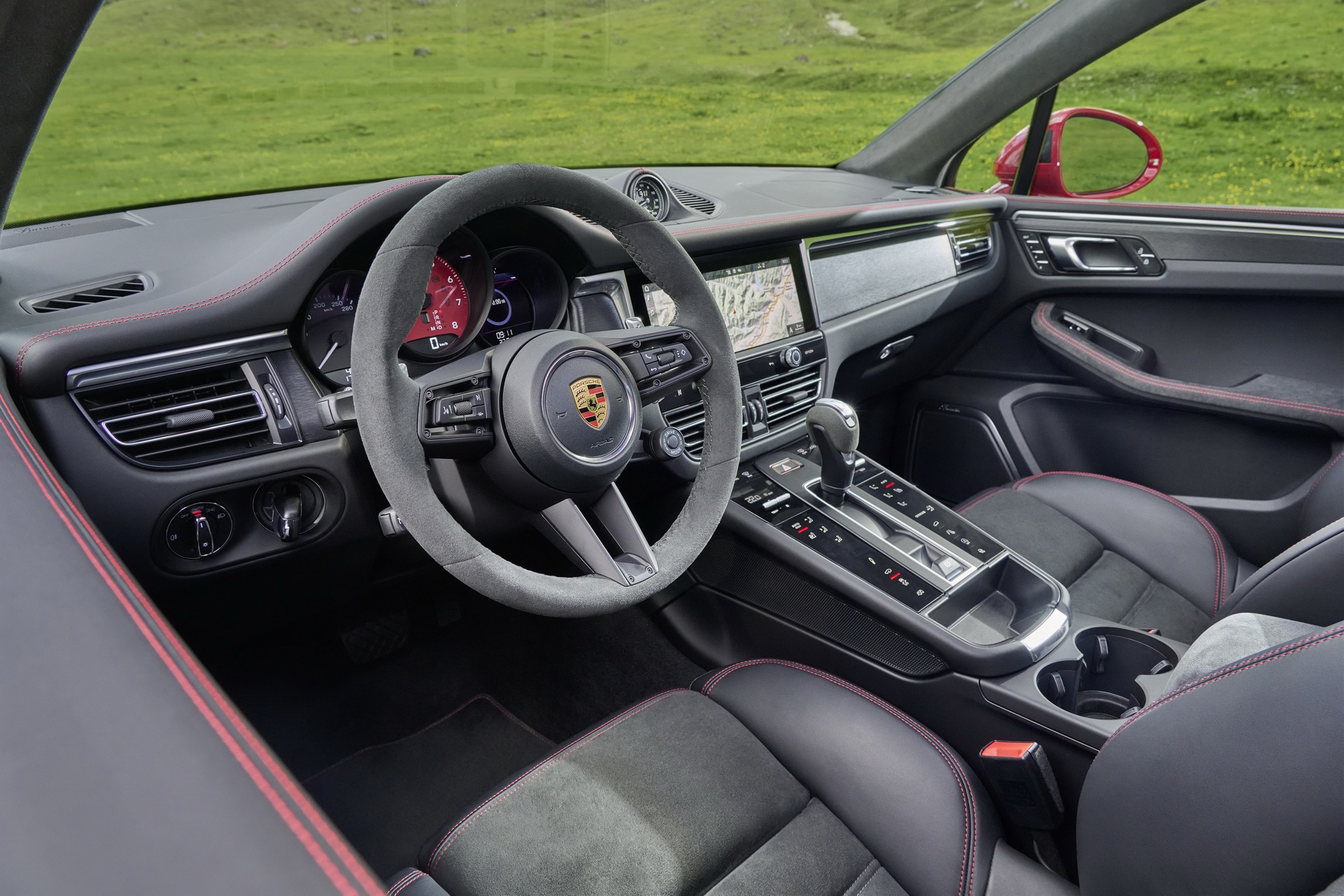 Download 2022 Porsche Macan GTS - Interior HD Wallpaper 1921x1281 #14