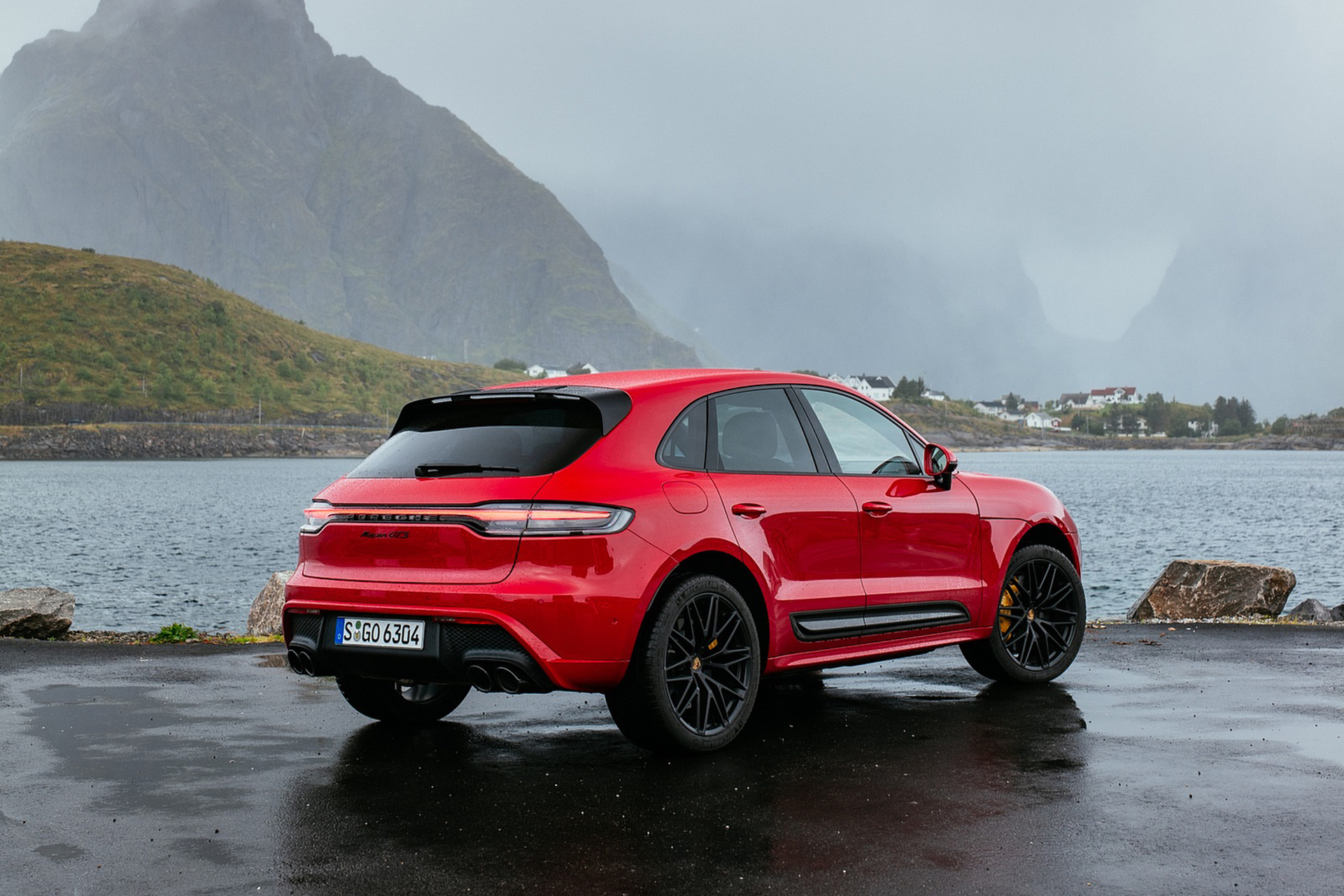 Download 2022 Porsche Macan GTS - Rear Three-Quarter HD Wallpaper 1921x1281 #82